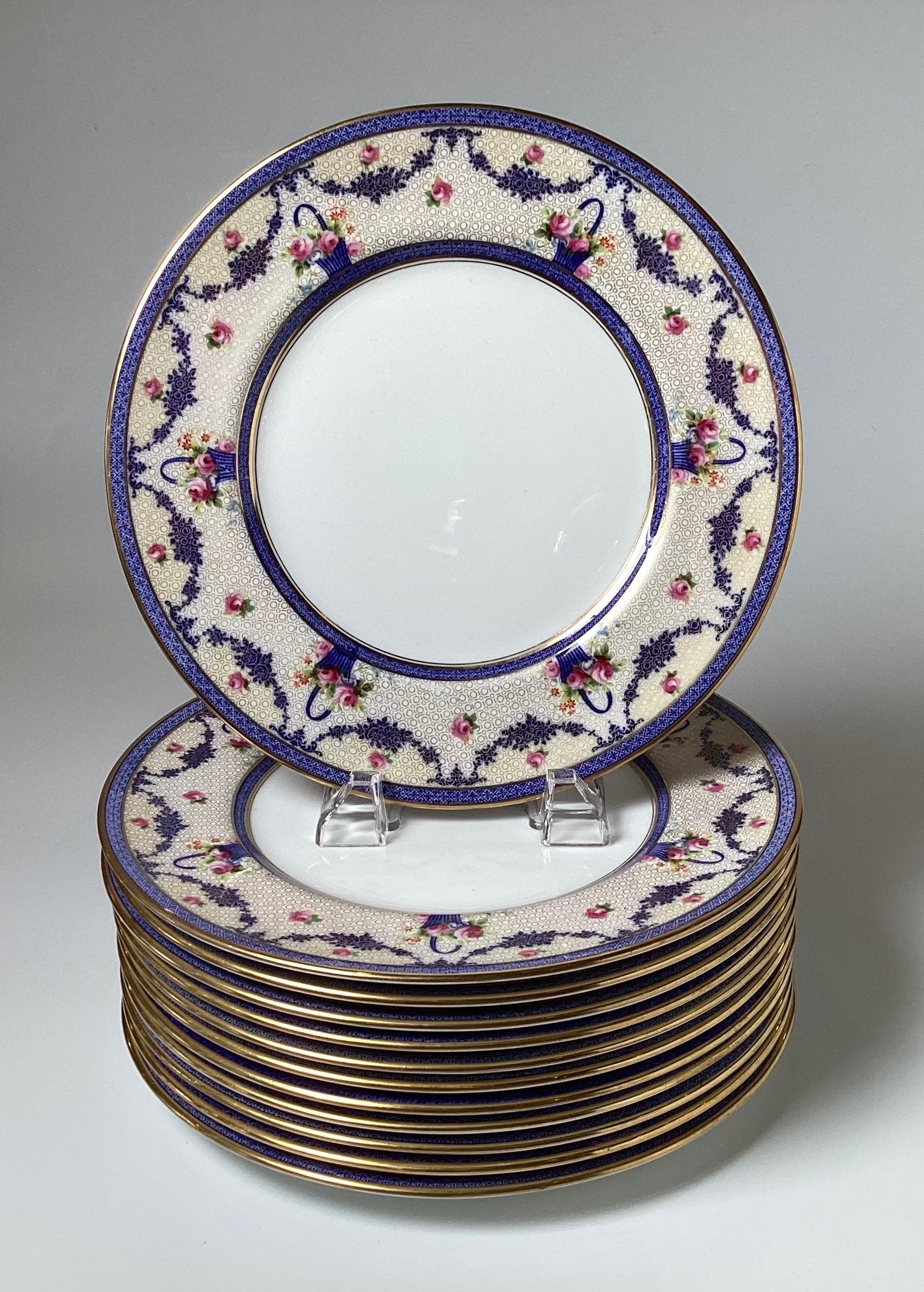 Céramique Un ensemble de douze assiettes de table de Royal Doulton, une célèbre manufacture de céramique anglaise de renom. en vente