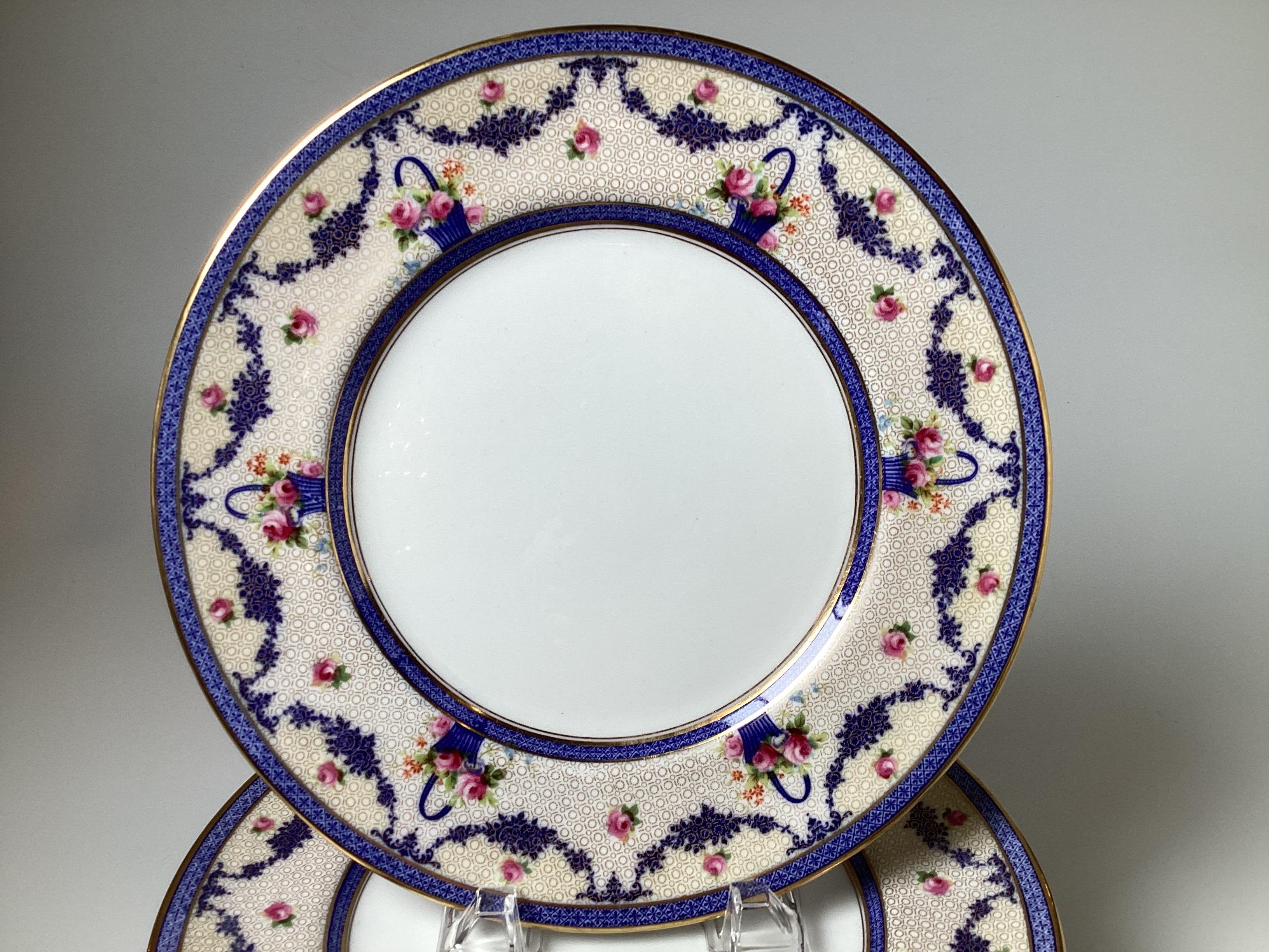 Un ensemble de douze assiettes de table de Royal Doulton, une célèbre manufacture de céramique anglaise de renom. en vente 1