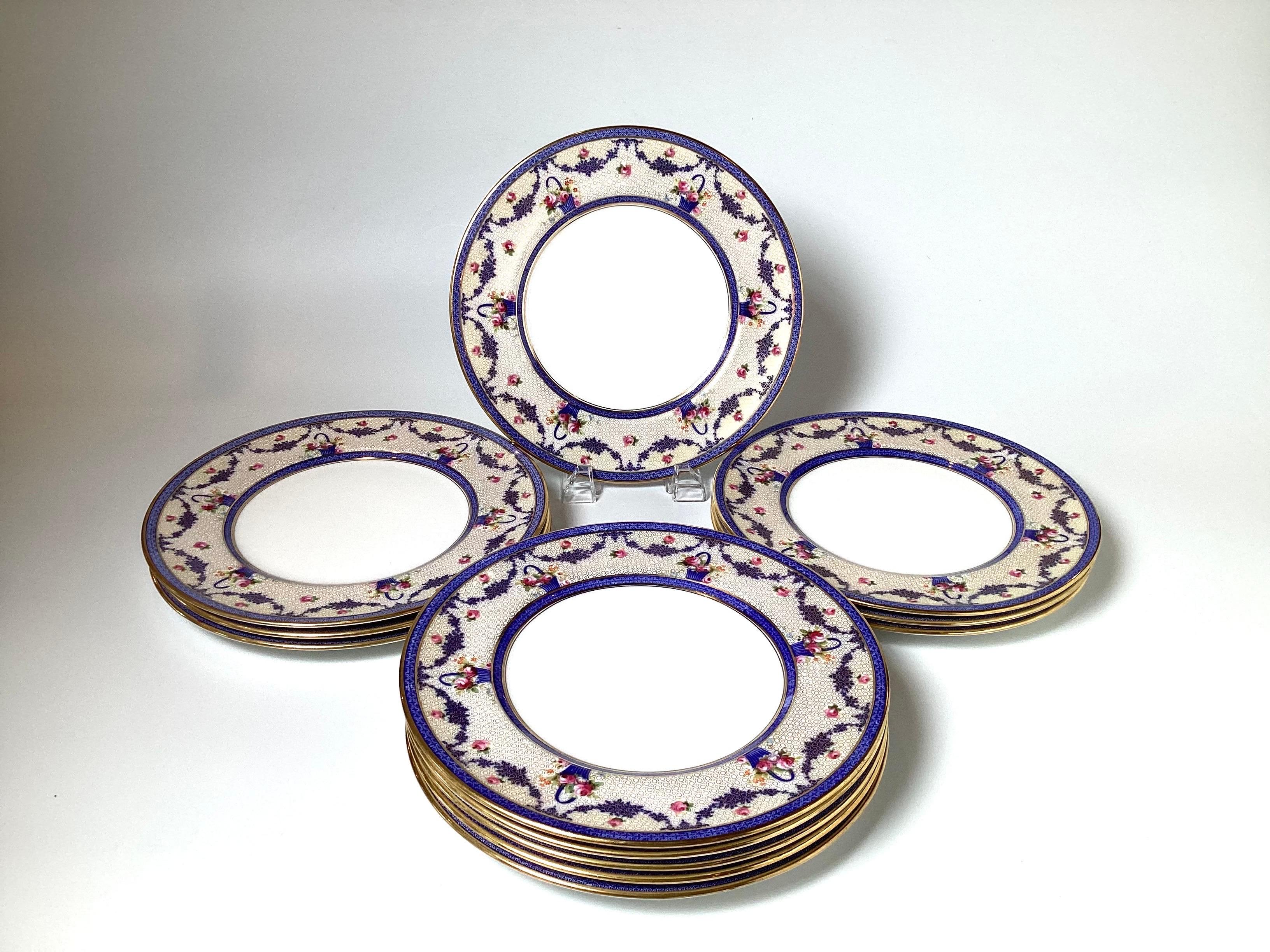 Un ensemble de douze assiettes de table de Royal Doulton, une célèbre manufacture de céramique anglaise de renom. en vente 2