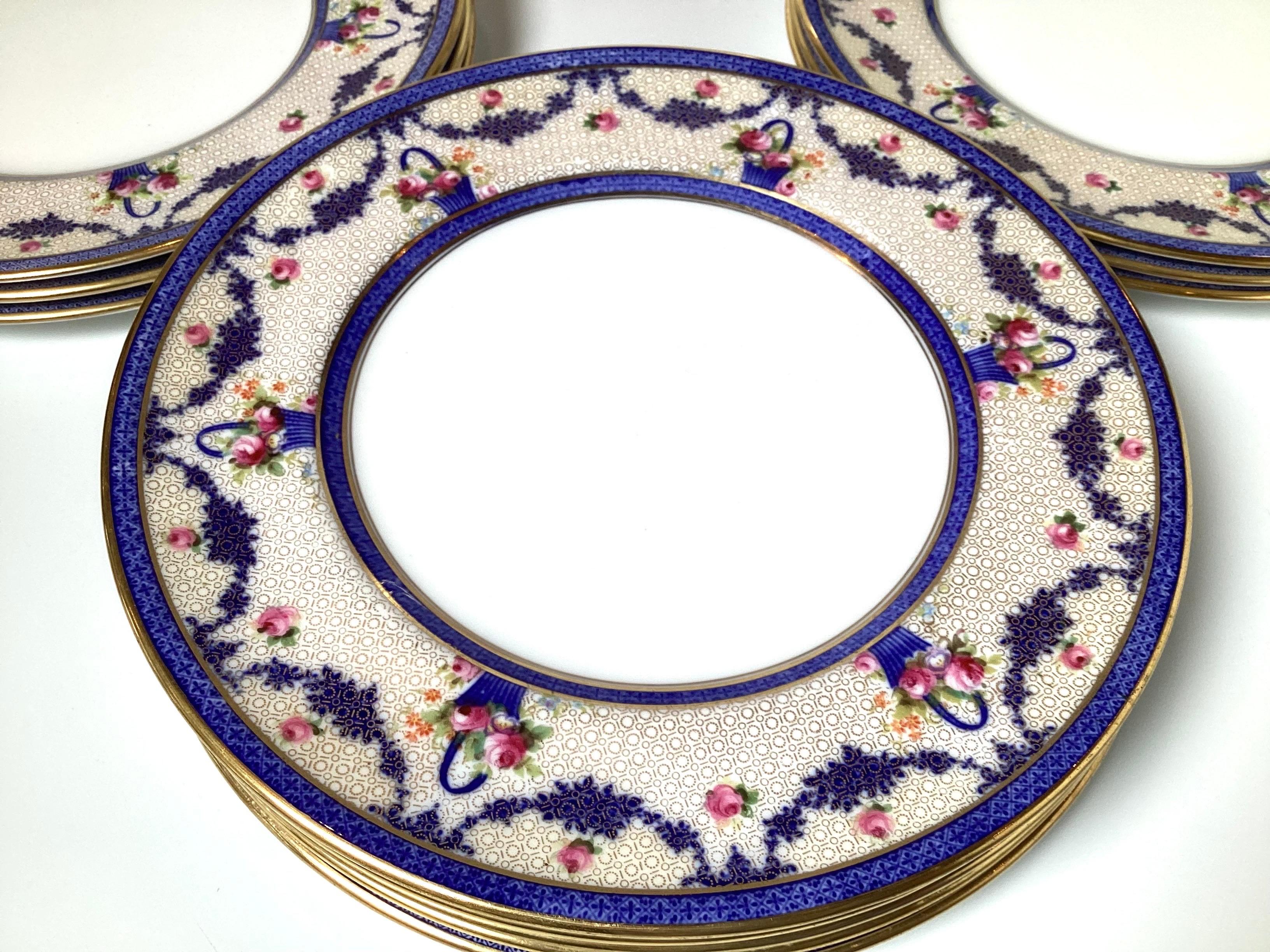 Un ensemble de douze assiettes de table de Royal Doulton, une célèbre manufacture de céramique anglaise de renom. en vente 3