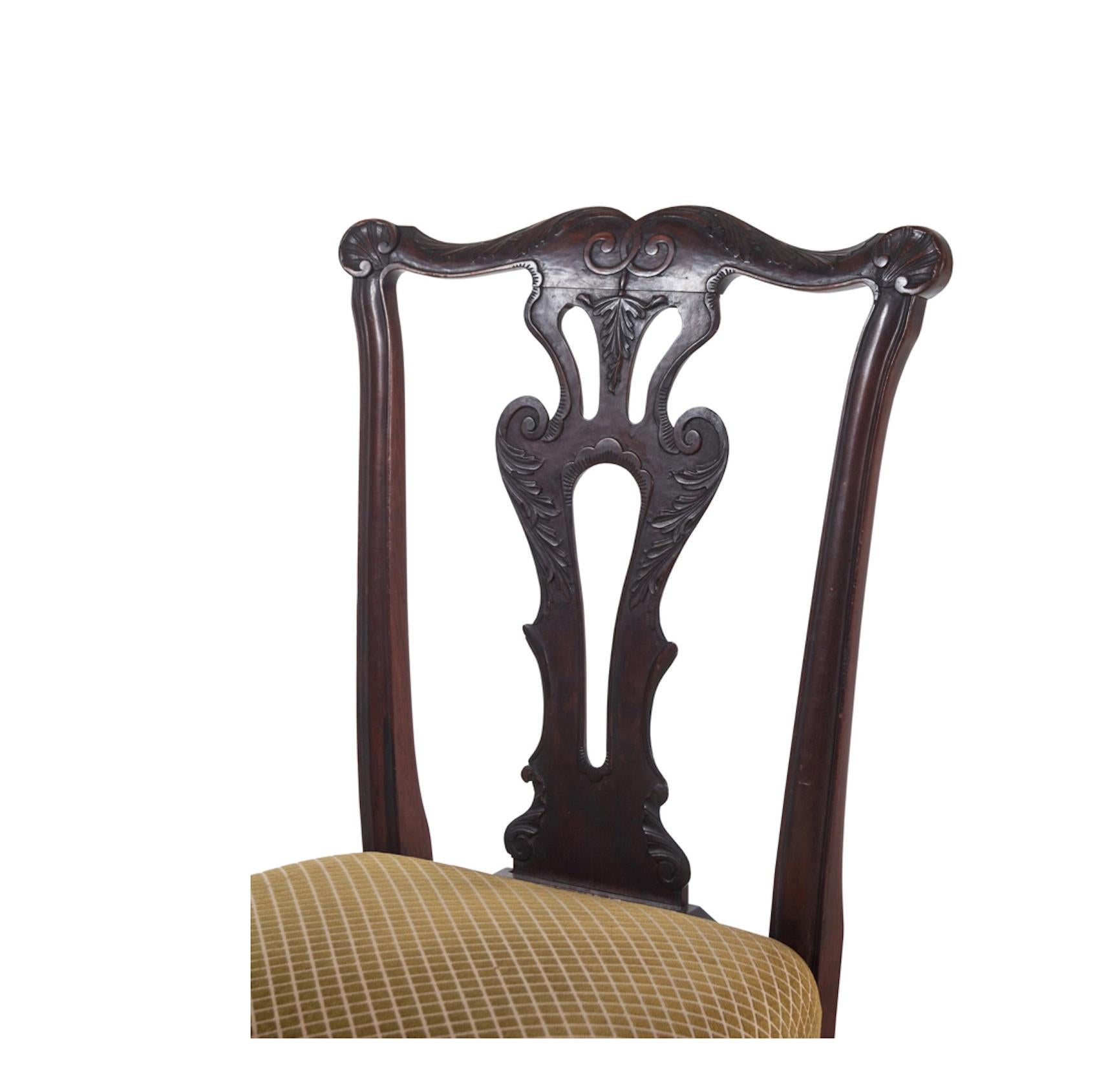 Ein Satz von zwölf Mahagoni-Esszimmerstühlen im Stil von George II
19. Jahrhundert, großer Maßstab für Komfort.
Höhe 37 1/2 x Breite 21 1/2 x Tiefe 20 Zoll.