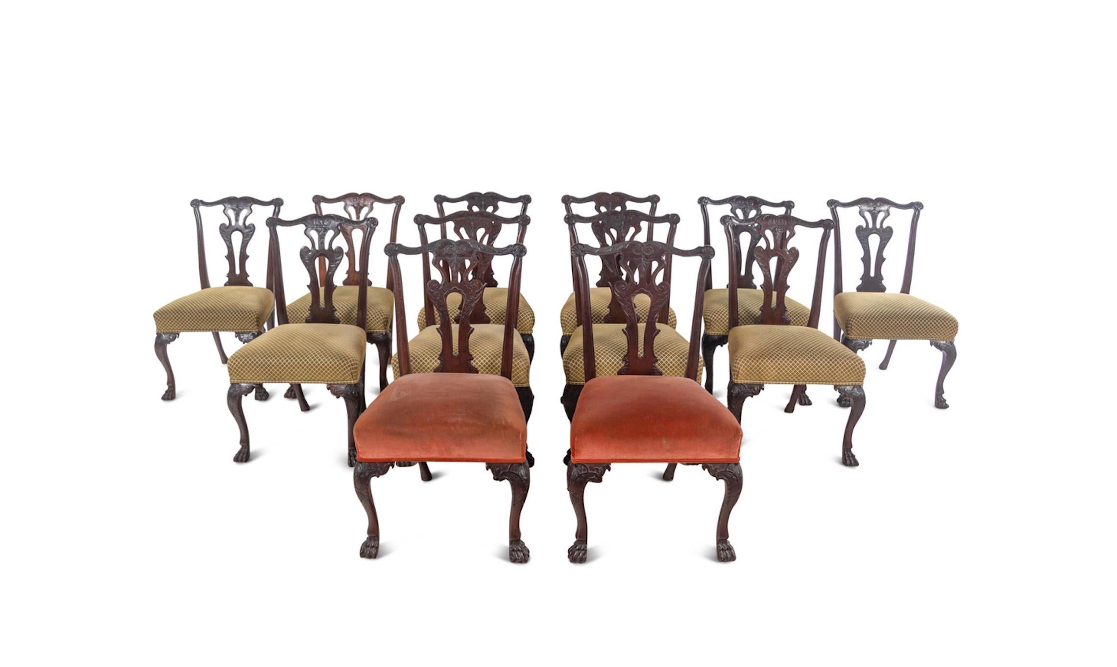 Satz von zwölf Mahagoni-Esszimmerstühlen im George-II-Stil des 19. Jahrhunderts, großformatig im Angebot 1