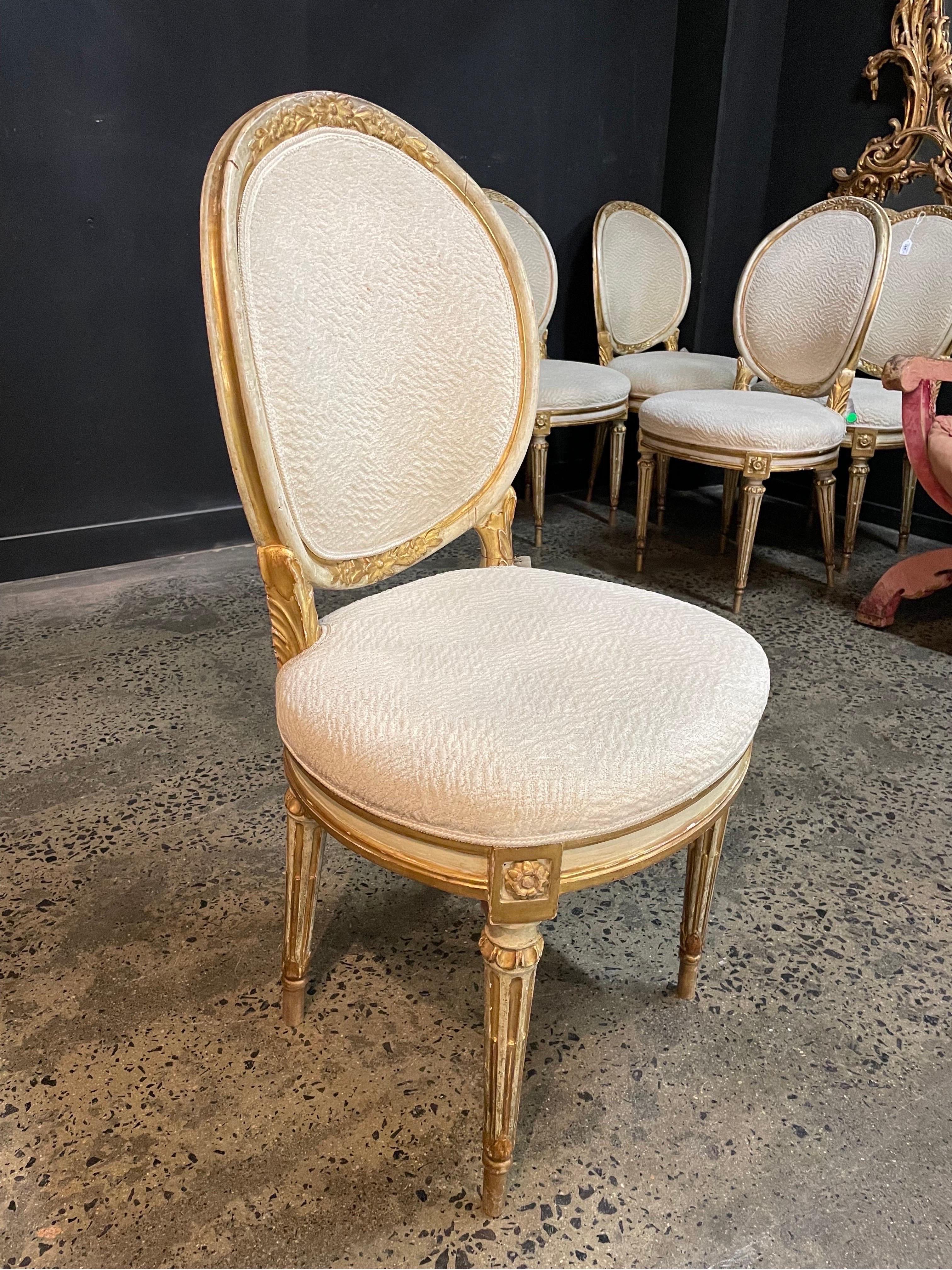 Set von zwölf italienischen bemalten und vergoldeten Esszimmerstühlen im Louis-XVI.-Stil, teilweise vergoldet (Louis XVI.) im Angebot