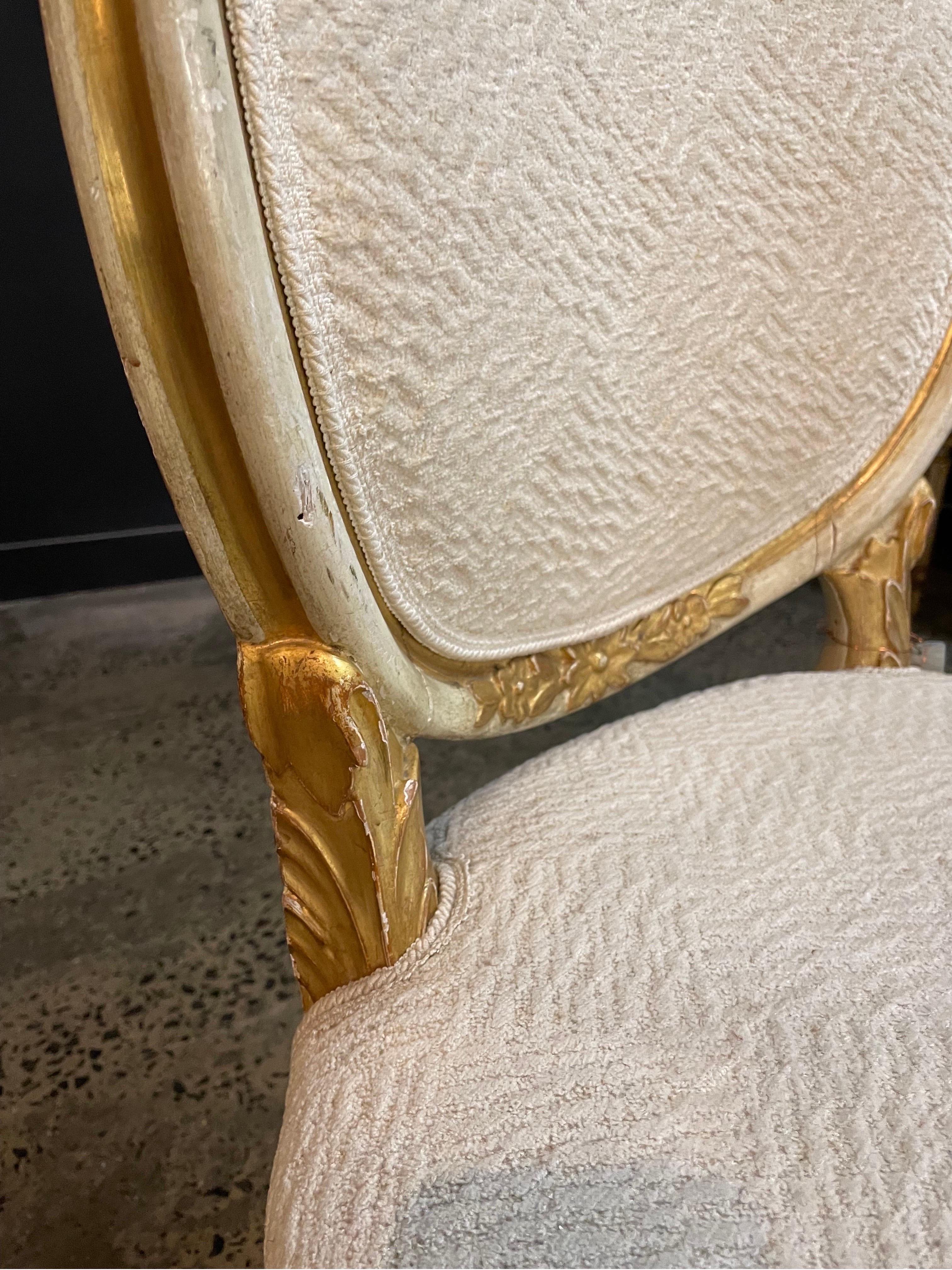 Sculpté à la main Ensemble de douze chaises de salle à manger italiennes peintes et dorées à la feuille de style Louis XVI en vente