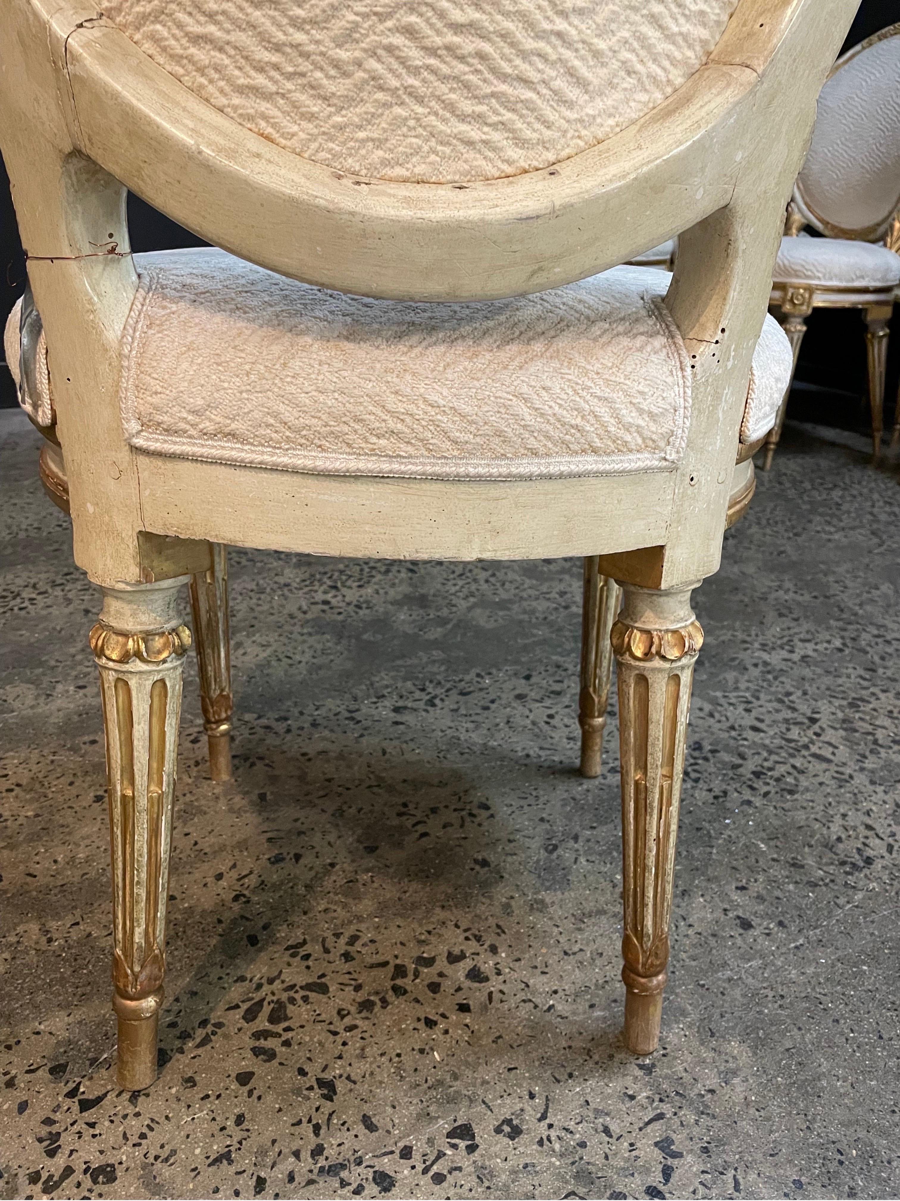 Set von zwölf italienischen bemalten und vergoldeten Esszimmerstühlen im Louis-XVI.-Stil, teilweise vergoldet im Zustand „Gut“ im Angebot in ARMADALE, VIC