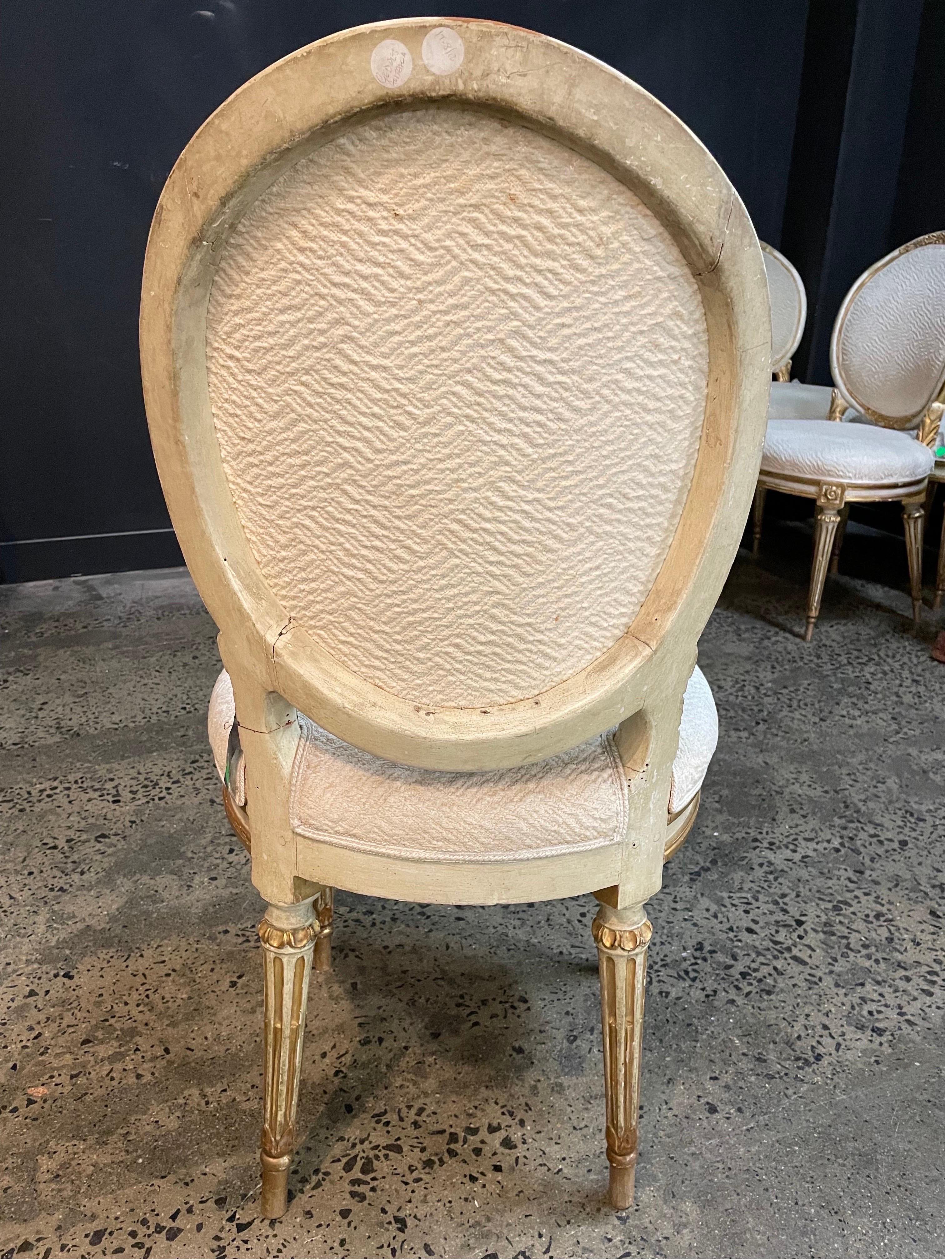 Bois de feuillus Ensemble de douze chaises de salle à manger italiennes peintes et dorées à la feuille de style Louis XVI en vente