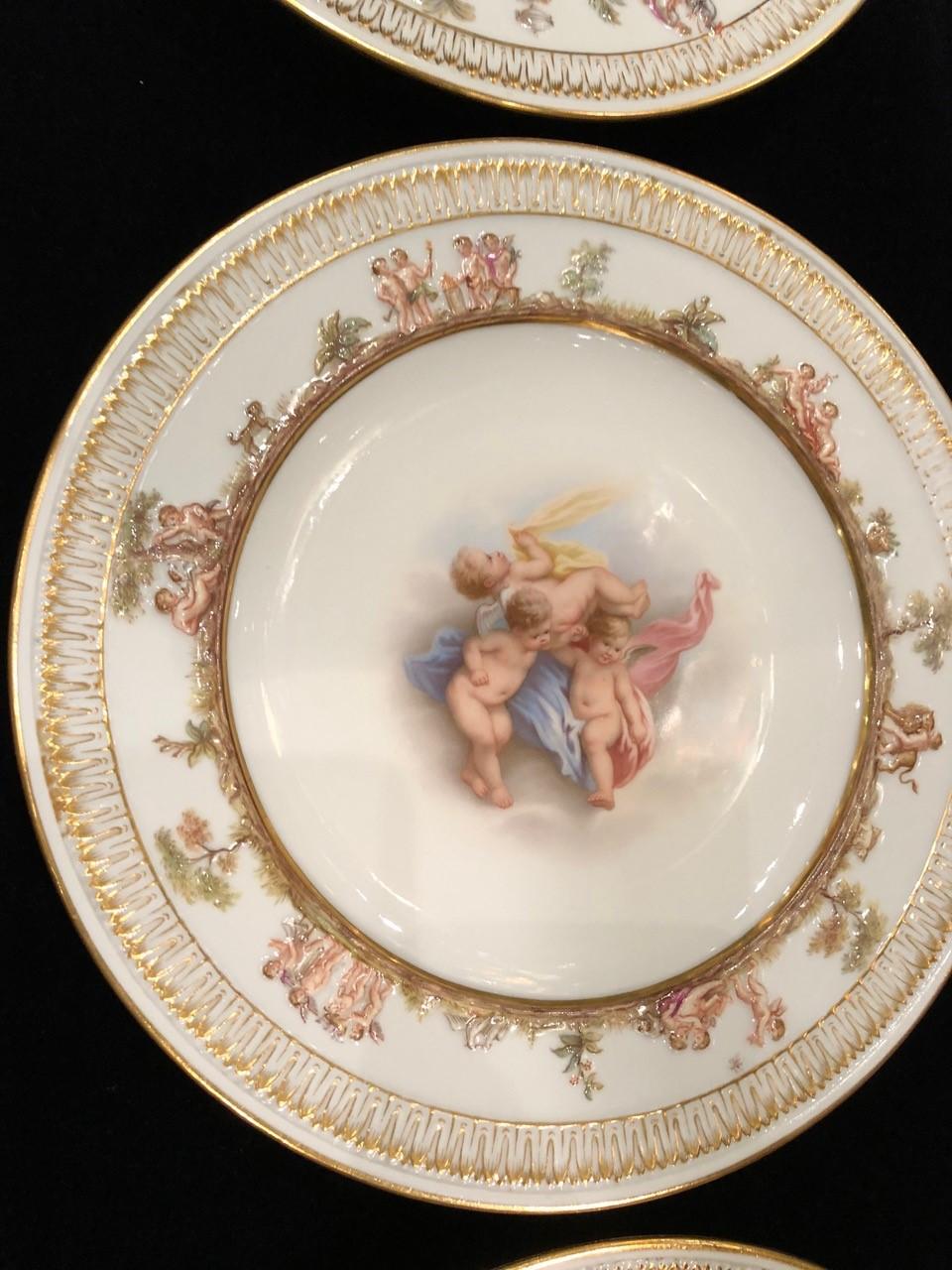 Satz von zwölf Meissen Porcelain Tellern mit Putten und himmlischen Szenen im Angebot 3