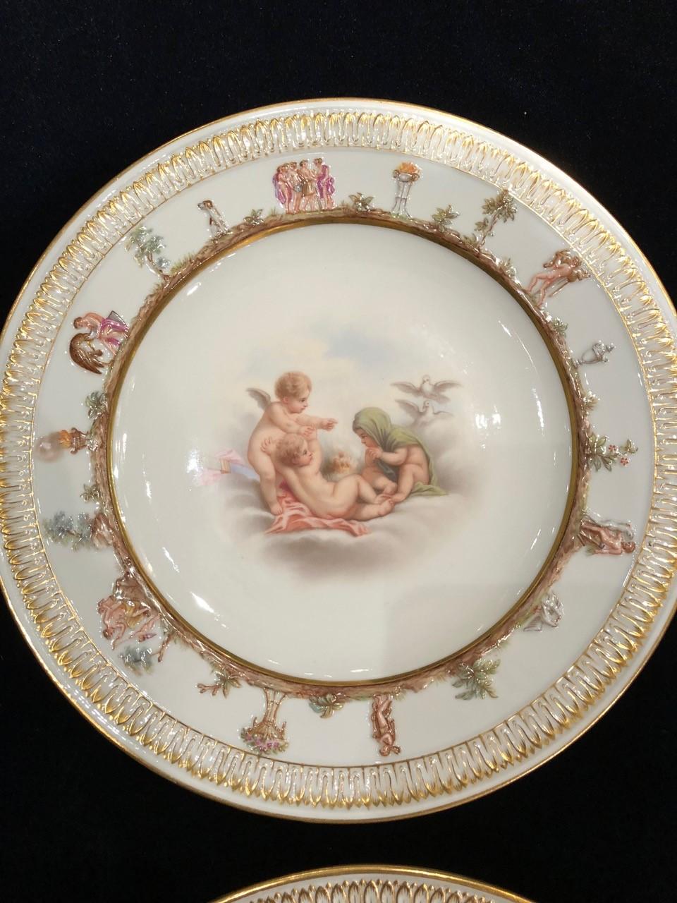 Satz von zwölf Meissen Porcelain Tellern mit Putten und himmlischen Szenen im Angebot 4