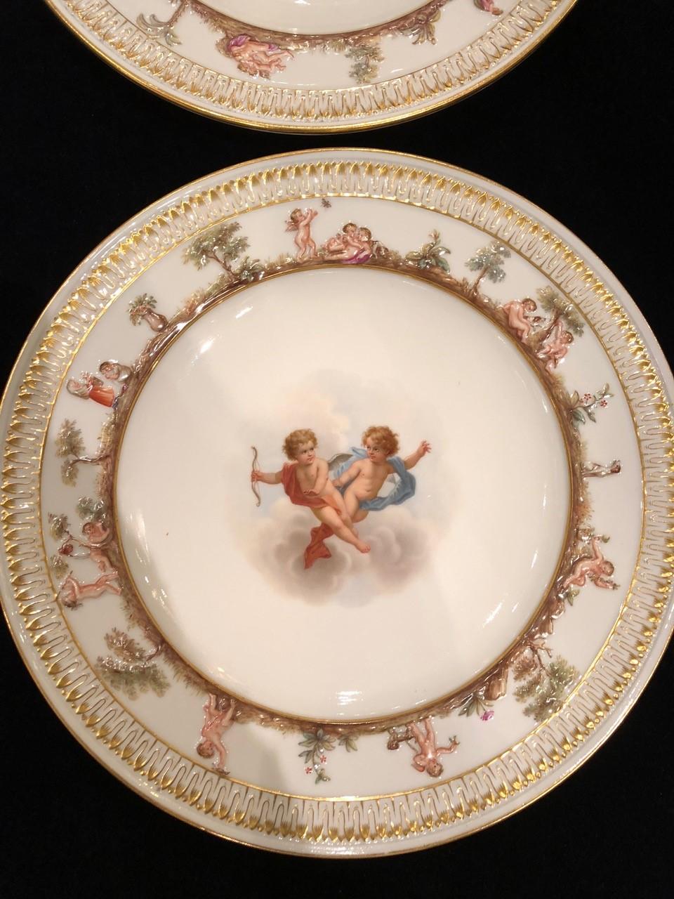 Satz von zwölf Meissen Porcelain Tellern mit Putten und himmlischen Szenen (Neoklassisch) im Angebot