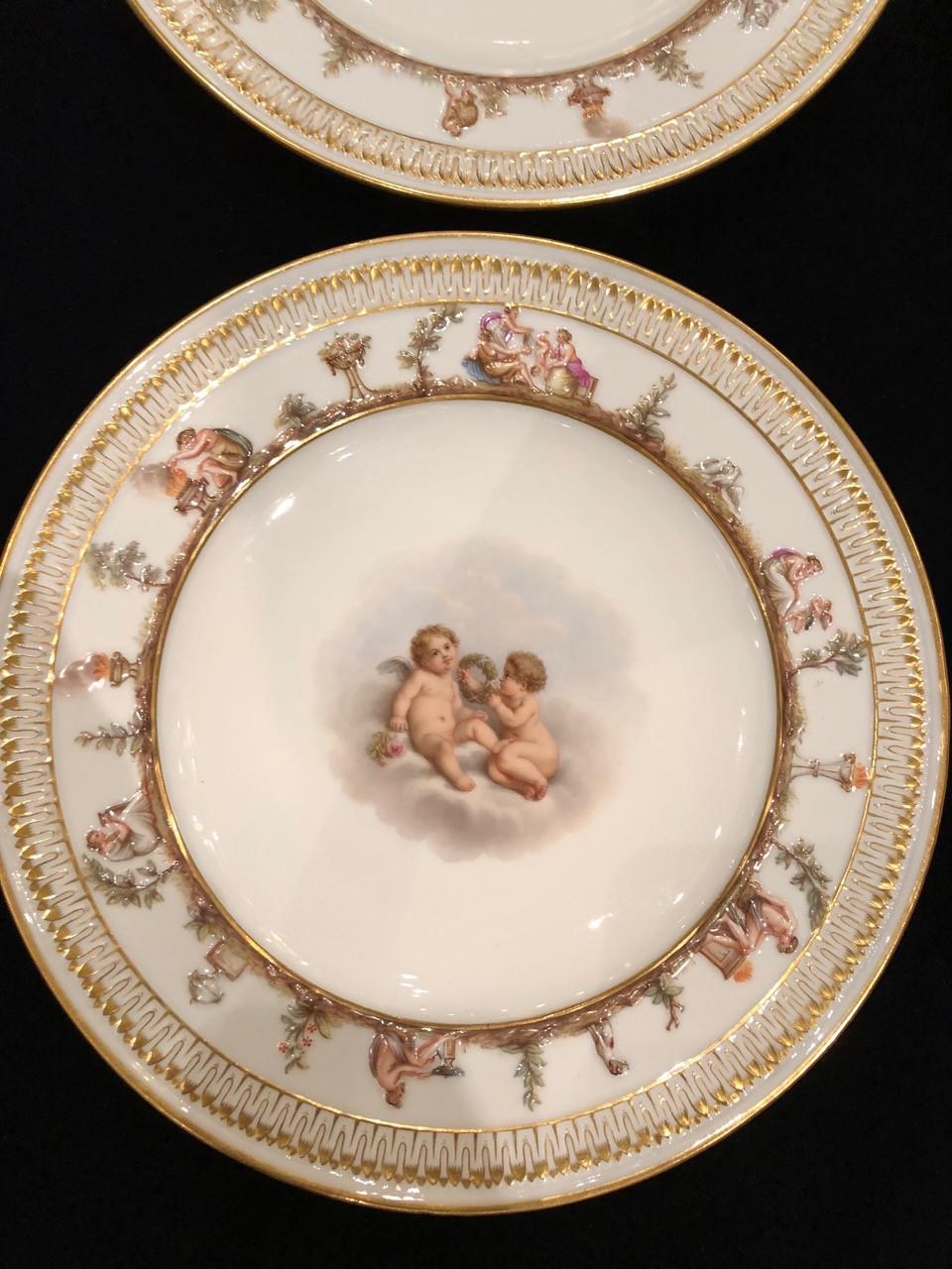 Satz von zwölf Meissen Porcelain Tellern mit Putten und himmlischen Szenen (Deutsch) im Angebot