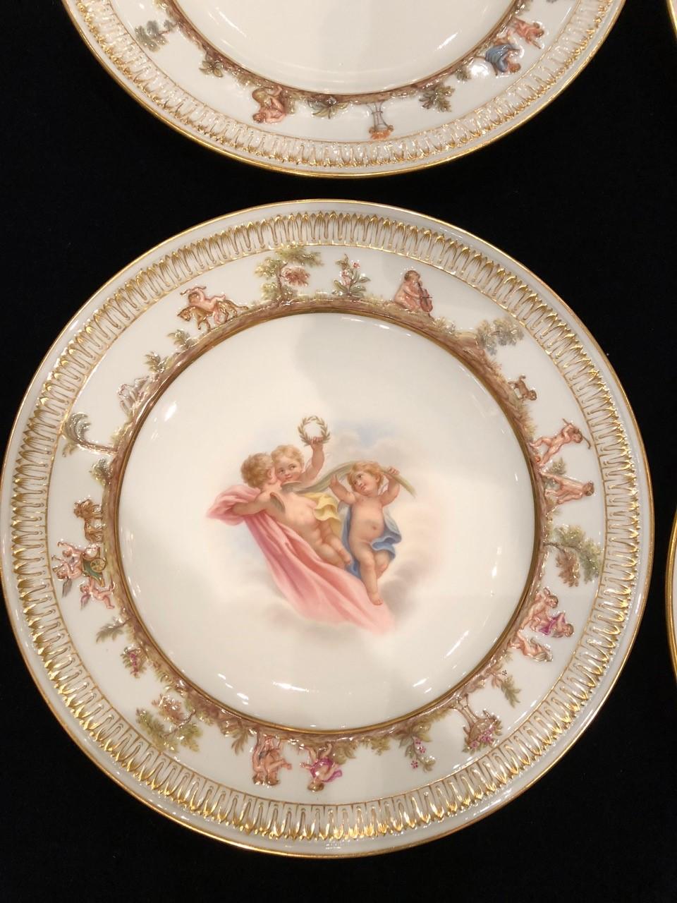 Satz von zwölf Meissen Porcelain Tellern mit Putten und himmlischen Szenen (Vergoldet) im Angebot