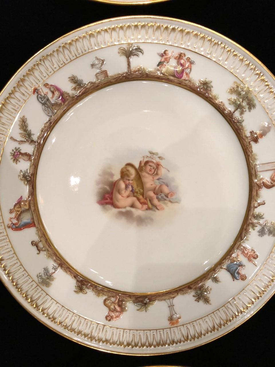 Satz von zwölf Meissen Porcelain Tellern mit Putten und himmlischen Szenen im Zustand „Gut“ im Angebot in New York, NY