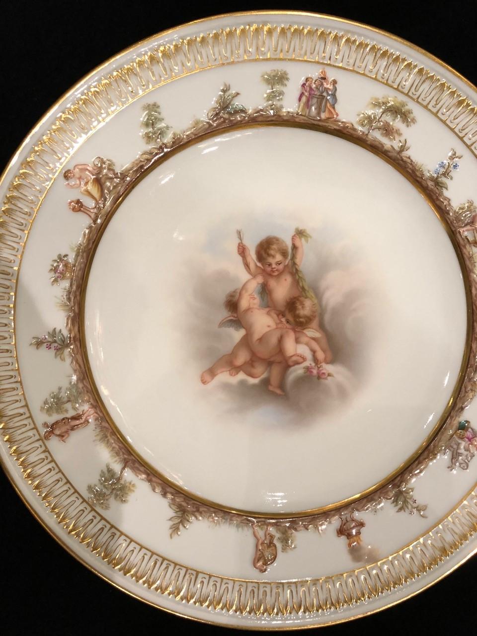 Satz von zwölf Meissen Porcelain Tellern mit Putten und himmlischen Szenen (Mittleres 19. Jahrhundert) im Angebot