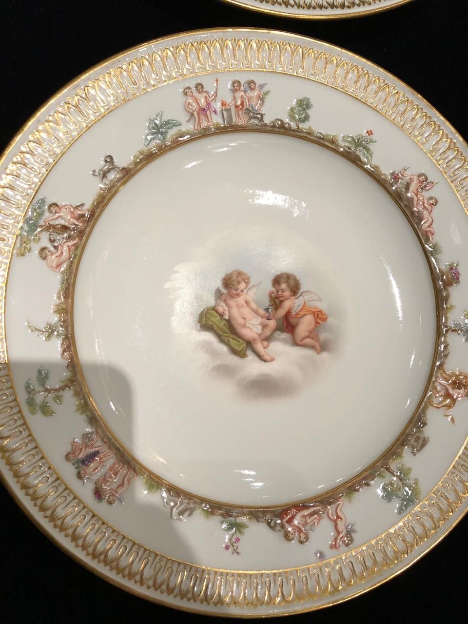 Satz von zwölf Meissen Porcelain Tellern mit Putten und himmlischen Szenen im Angebot 1
