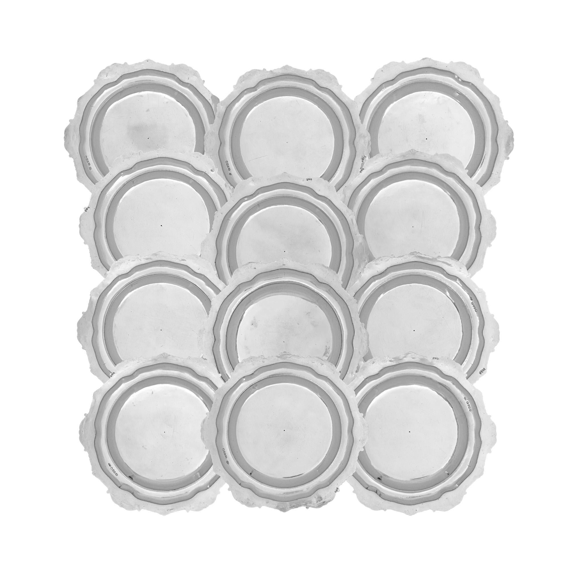 Ein Set von zwölf Regency-Silber-Esstellern von Paul Storr für Damen oder Herren im Angebot