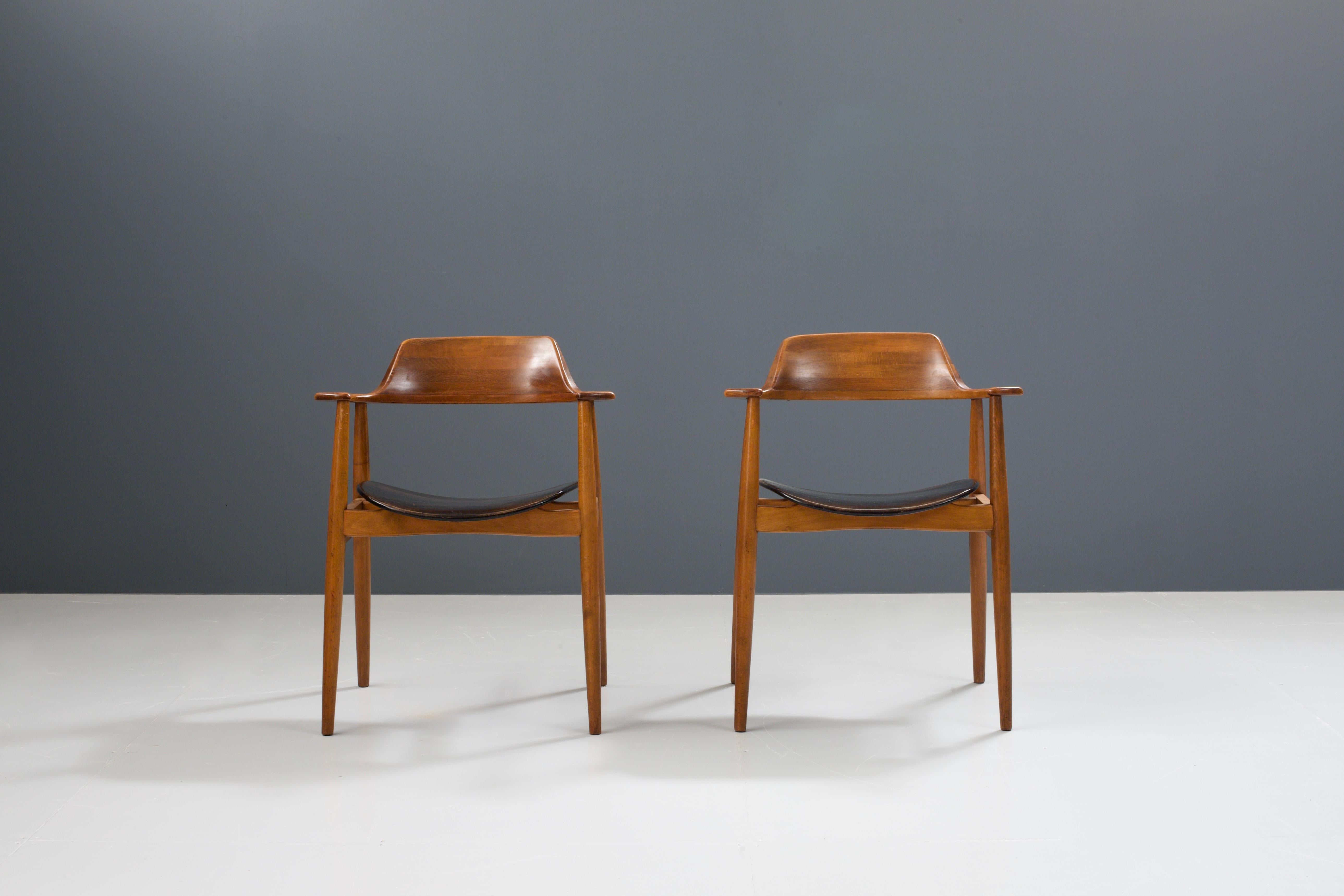 Rare set of two ‘411’ armchairs by Hartmut Lohmeyer for Wilkahn in beech and patinated leather, Germany, 1950's.

The sculptural and blunt armrests are actually what make this chair so interesting. Their shape is quite distinct and curvy and is in