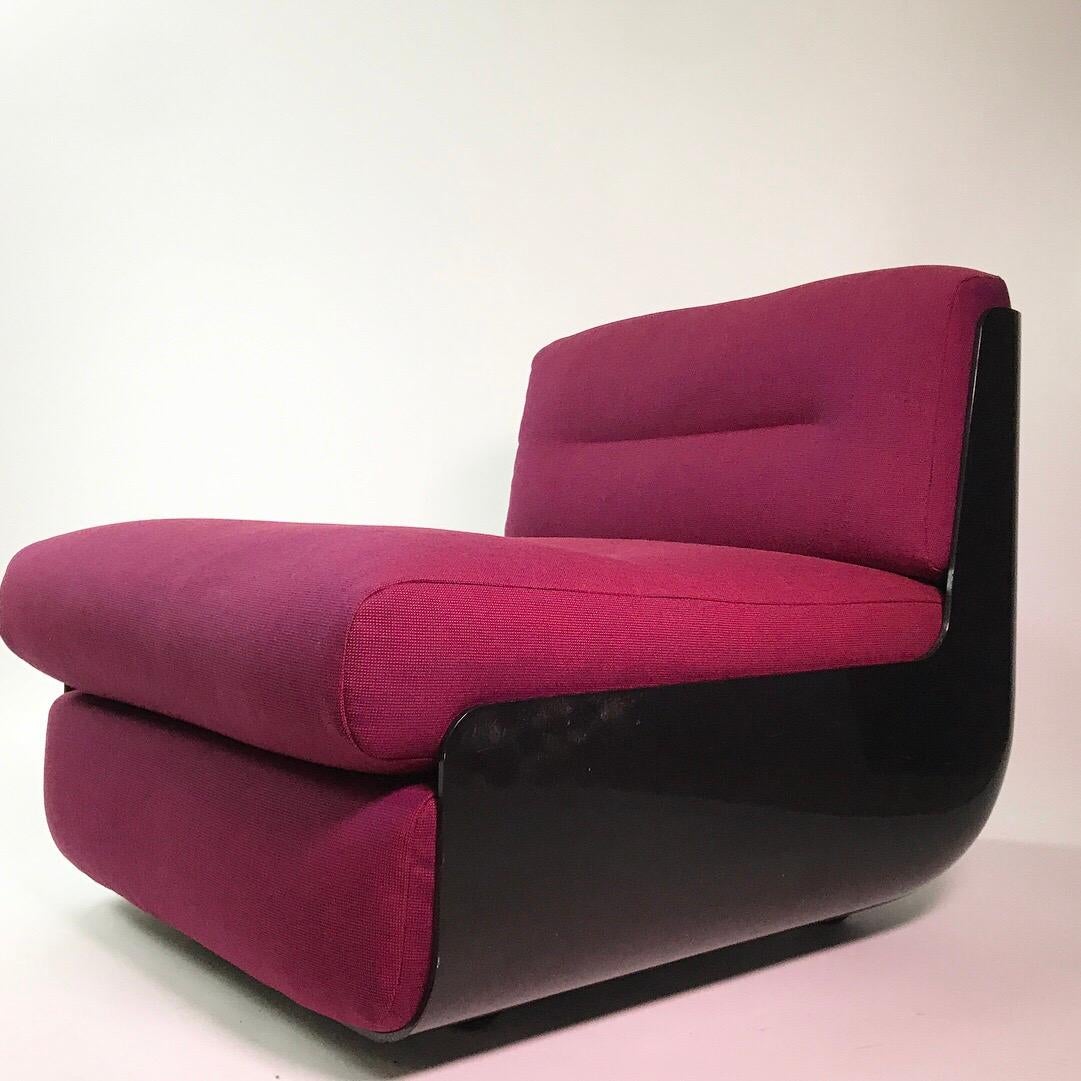 Ère spatiale Ensemble de deux chaises longues Bossa conçues par Bonetto et Stoppino, nouvellement tapissées en vente