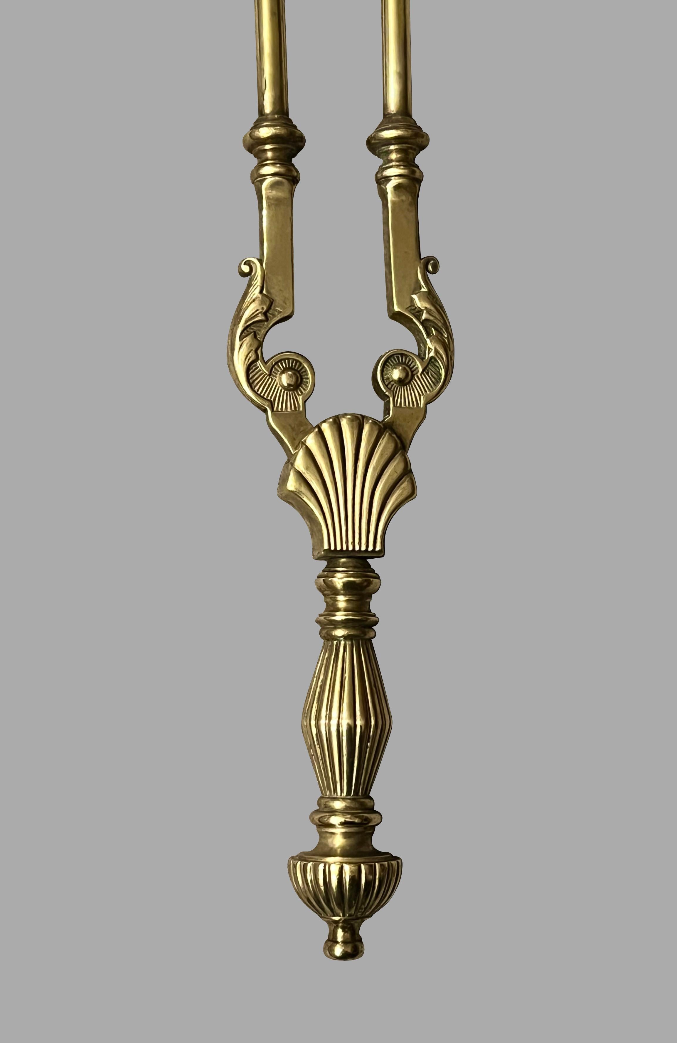 Un set di due attrezzi da fuoco inglesi in ottone di epoca vittoriana: Una pala e una pinza in vendita 1