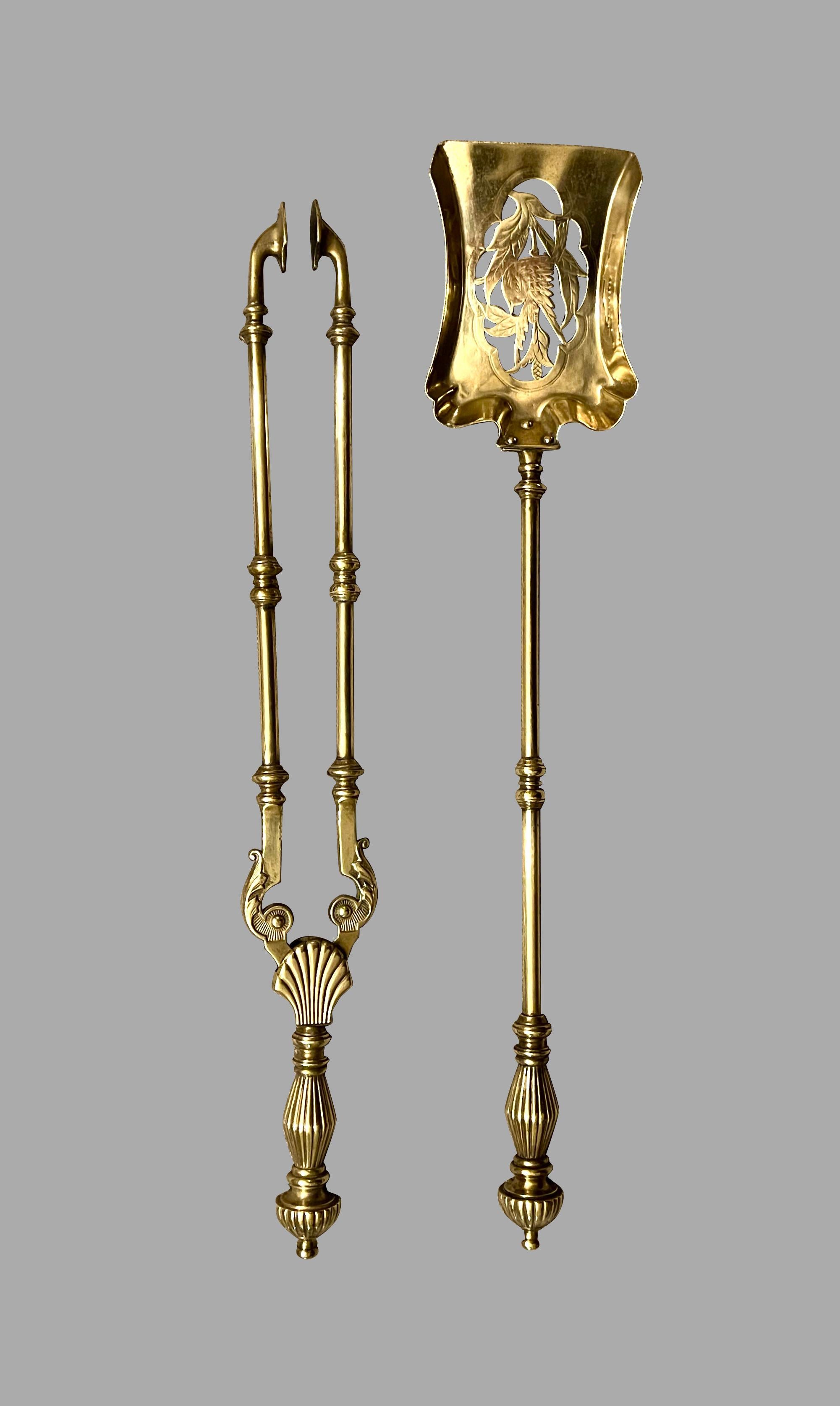 Vittoriano Un set di due attrezzi da fuoco inglesi in ottone di epoca vittoriana: Una pala e una pinza in vendita