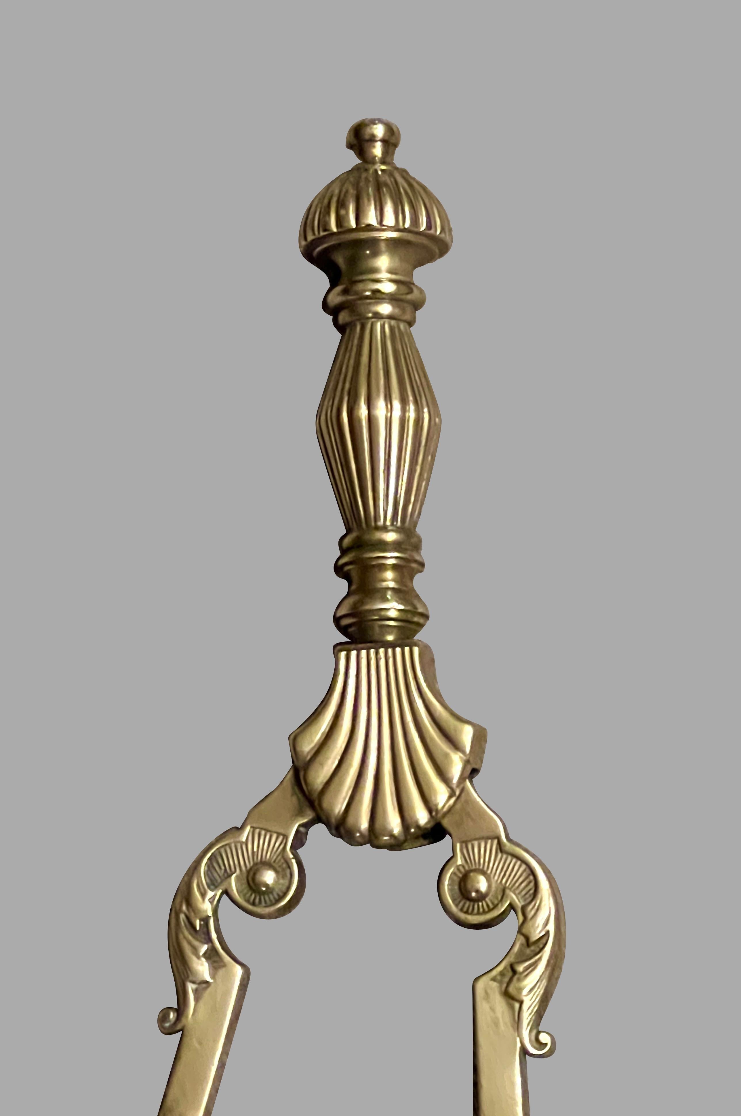 Inglese Un set di due attrezzi da fuoco inglesi in ottone di epoca vittoriana: Una pala e una pinza in vendita