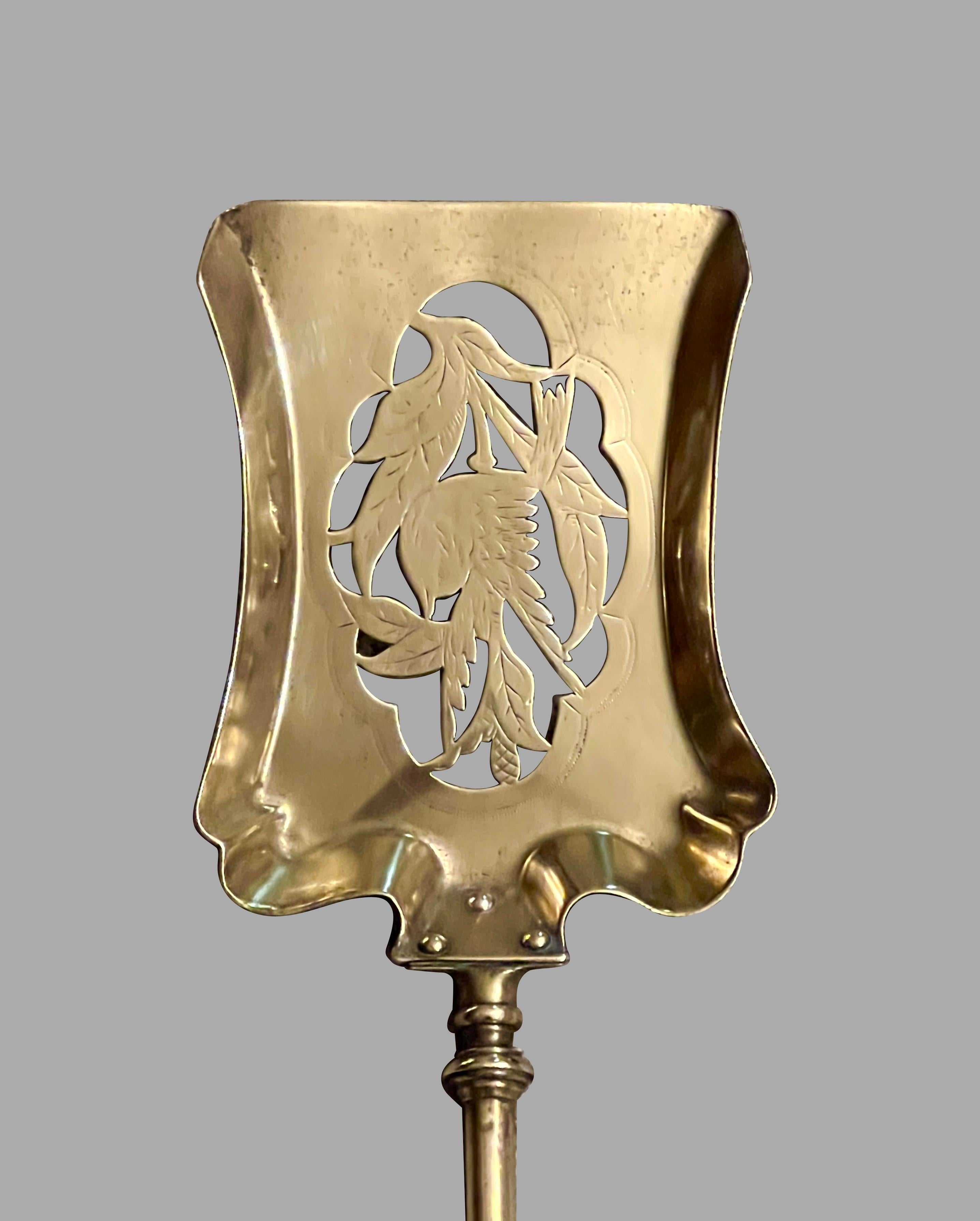 Un set di due attrezzi da fuoco inglesi in ottone di epoca vittoriana: Una pala e una pinza In condizioni buone in vendita a San Francisco, CA