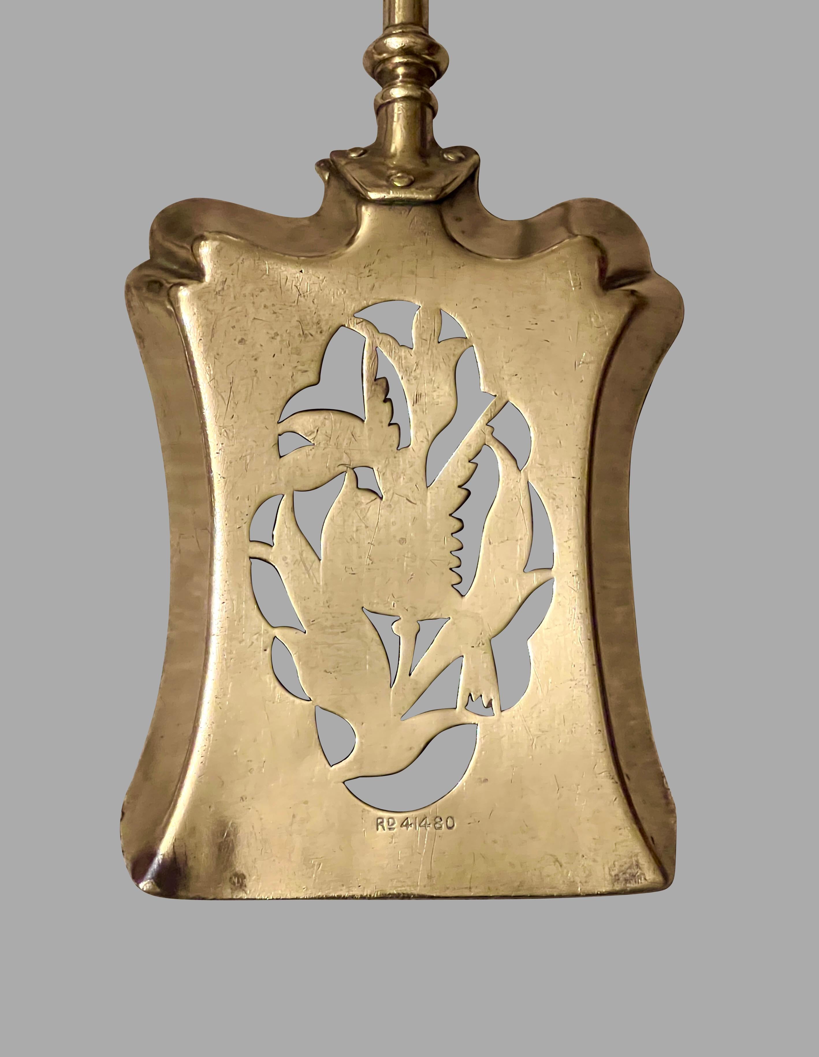 Ottone Un set di due attrezzi da fuoco inglesi in ottone di epoca vittoriana: Una pala e una pinza in vendita