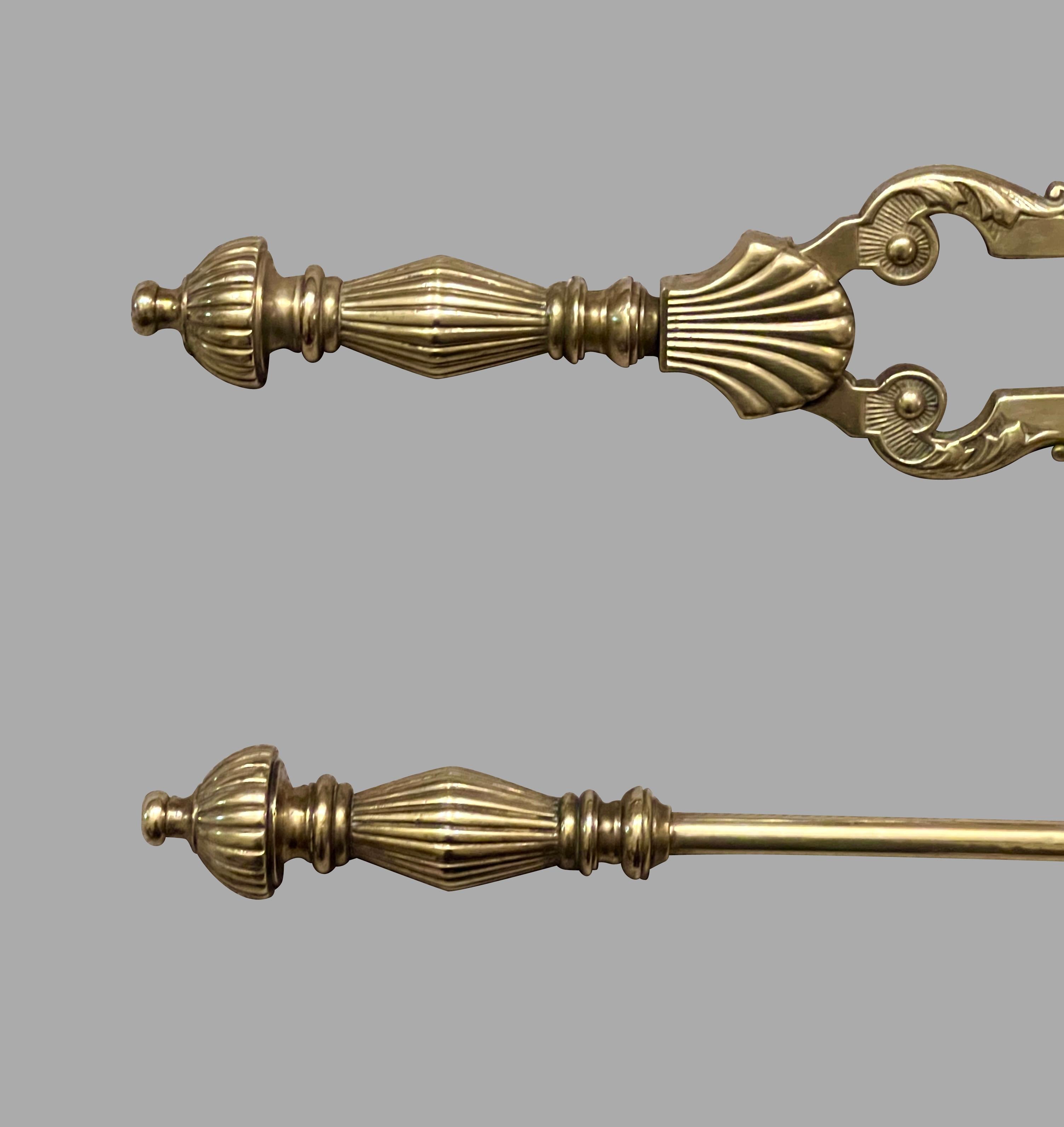 Un set di due attrezzi da fuoco inglesi in ottone di epoca vittoriana: Una pala e una pinza in vendita 2