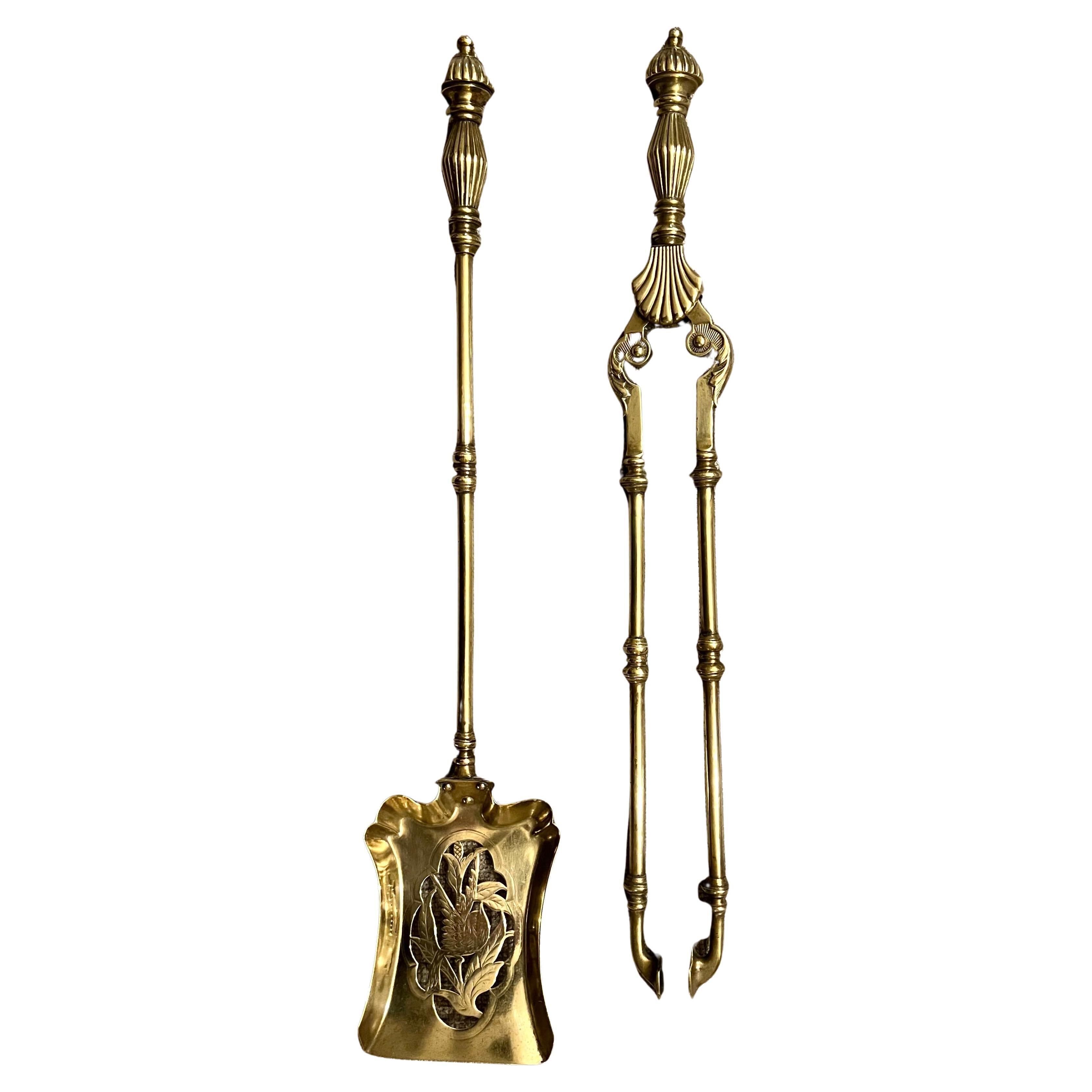 Un set di due attrezzi da fuoco inglesi in ottone di epoca vittoriana: Una pala e una pinza in vendita