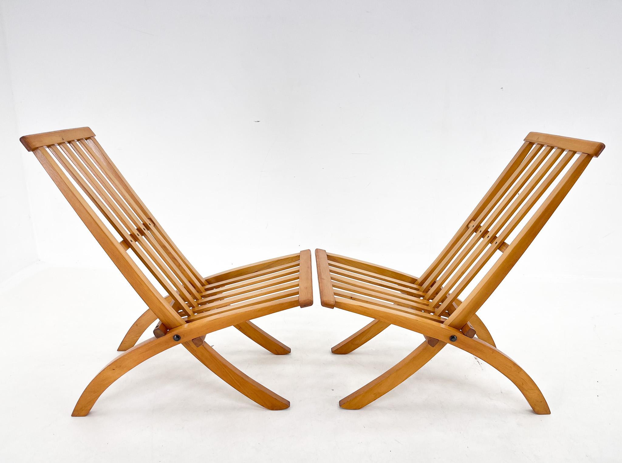 Mid-Century Modern A set of two folding chairs made of beech wood designed by arch. Otto Rothmayer For Sale