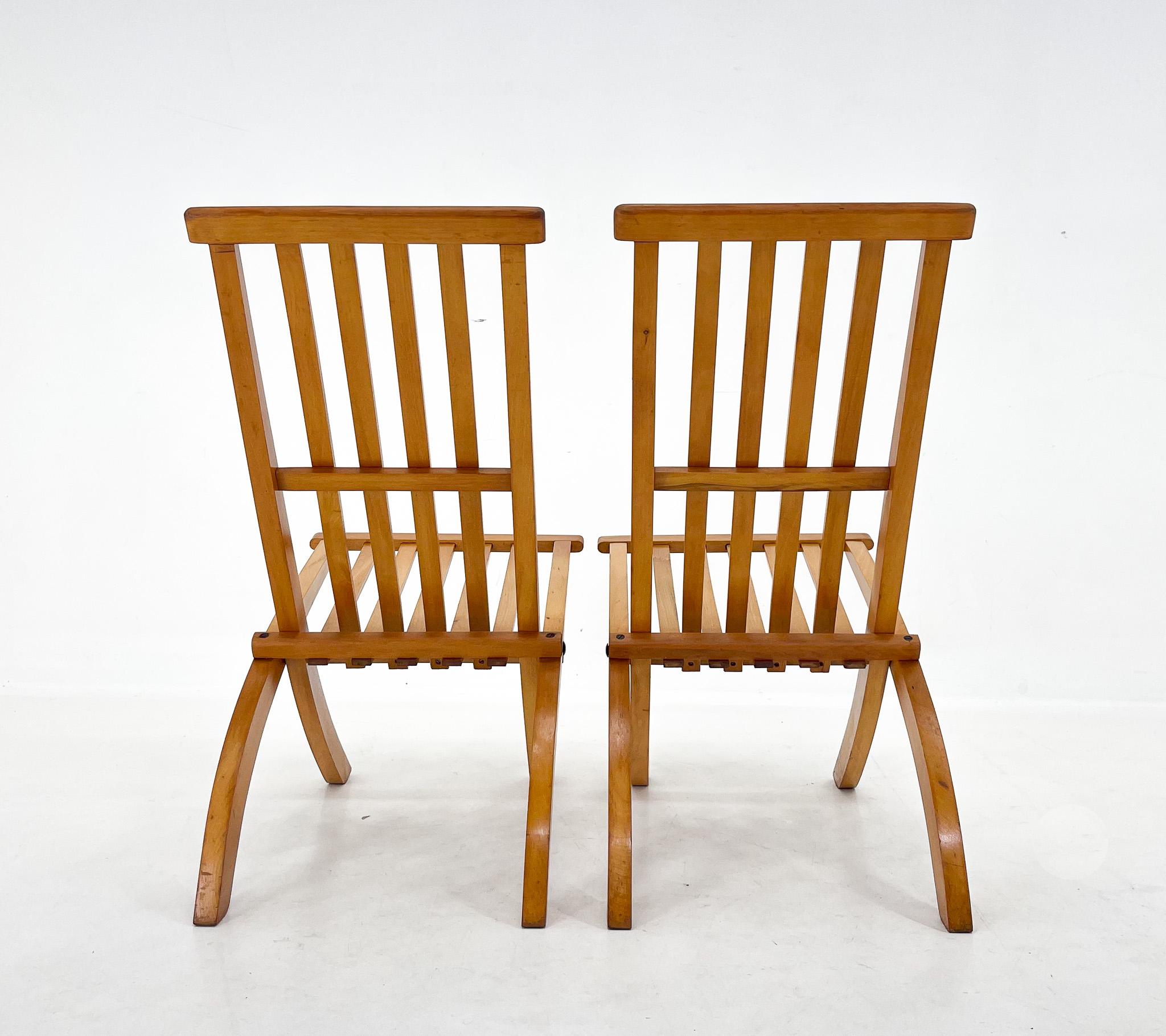 Czech A set of two folding chairs made of beech wood designed by arch. Otto Rothmayer For Sale