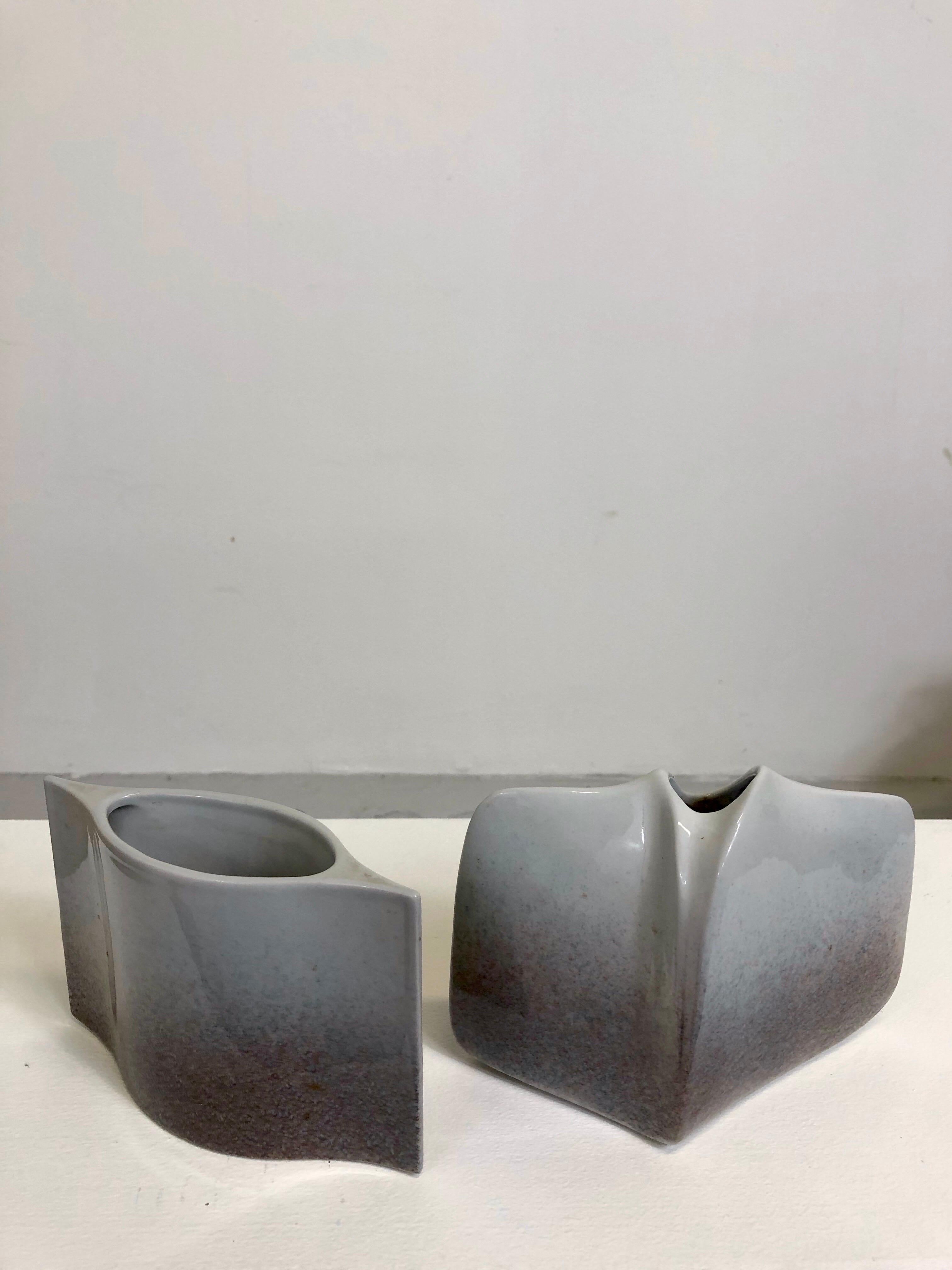 Un ensemble de deux vases en porcelaine par Yves Mohy pour Virebent.

Conditions d'origine parfaites,
vers 1970.
Signé sous la base.

Vase 1 : H : 10 cms/ P : 5 cms/ W : 15 cms.
Vase 2 : H : 12 cms/ P : 6 cms/ W : 16 cms.