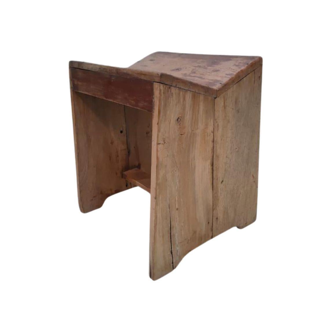  Paire de tabourets de couture Pierre Jeanneret, modèle PJ-SI-68-A, fabriqués à Chandigarh, Inde, vers 1955.

Les conceptions simples et fonctionnelles de Jeanneret, qui étaient également robustes et solides, ont été exécutées par des artisans