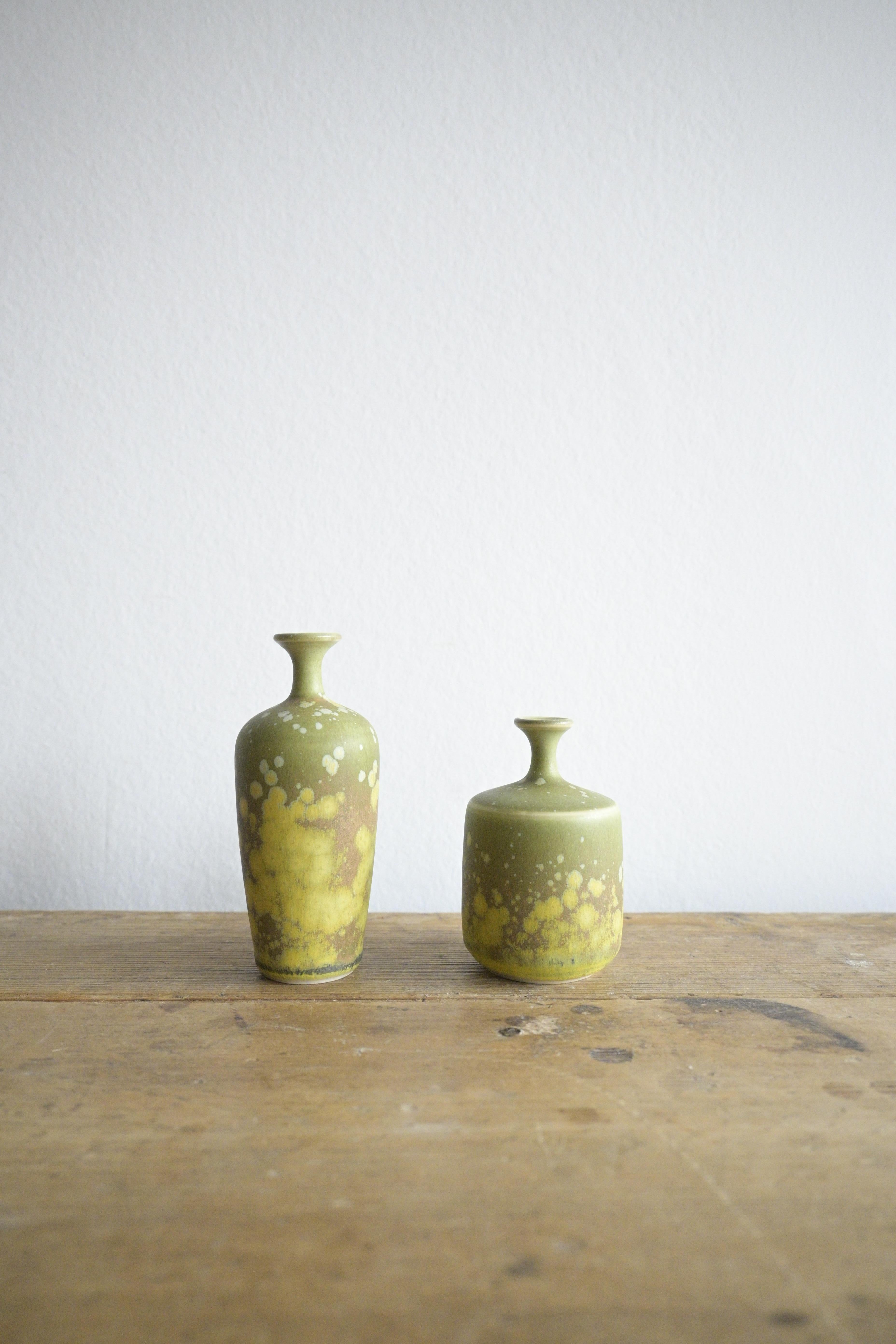 Un ensemble de deux petits vases de Rolf Palm, Suède, 1960

Deux magnifiques petits vases à la glaçure multicolore conçus par Rolf Palm, fabriqués dans son atelier de Mölle, près de Höganäs, en Suède.

Rolf Palm était l'un des principaux céramistes