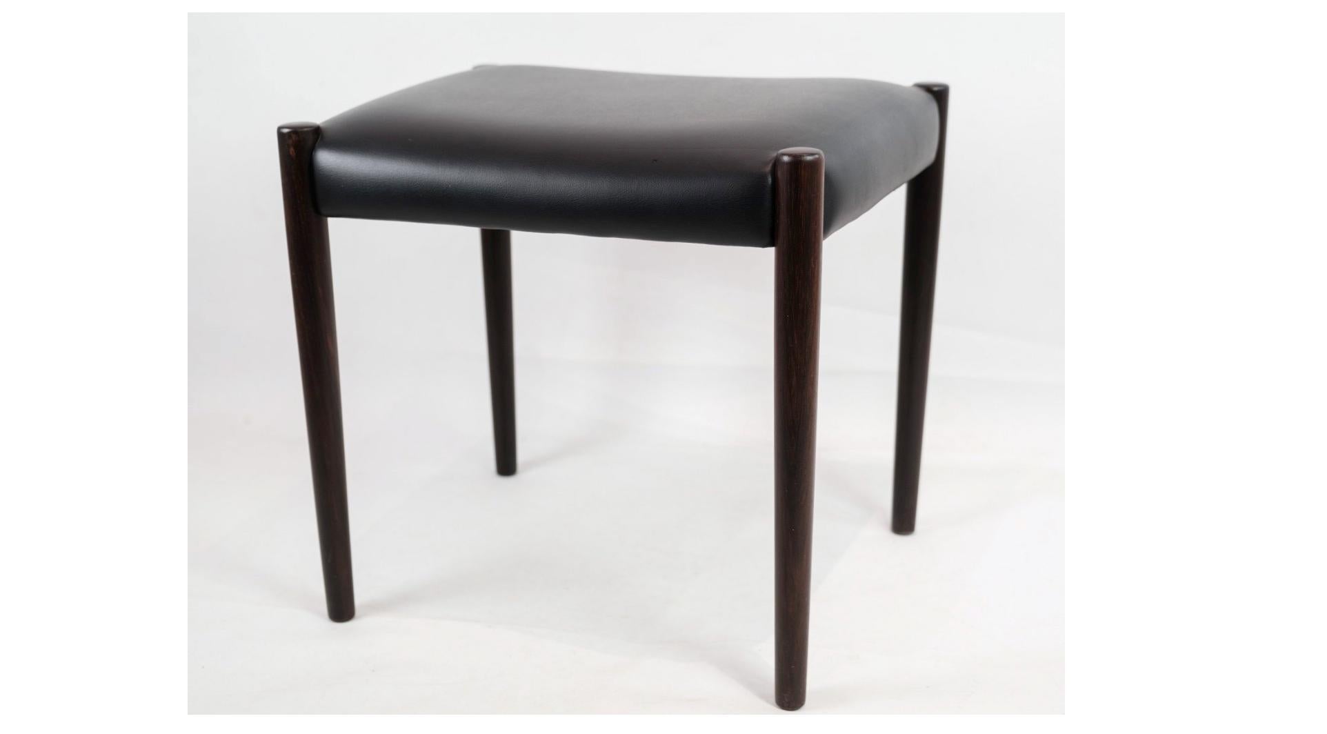 Ensemble de 2 tabourets en bois de rose et assise en cuir noir des années 1960 en vente 1