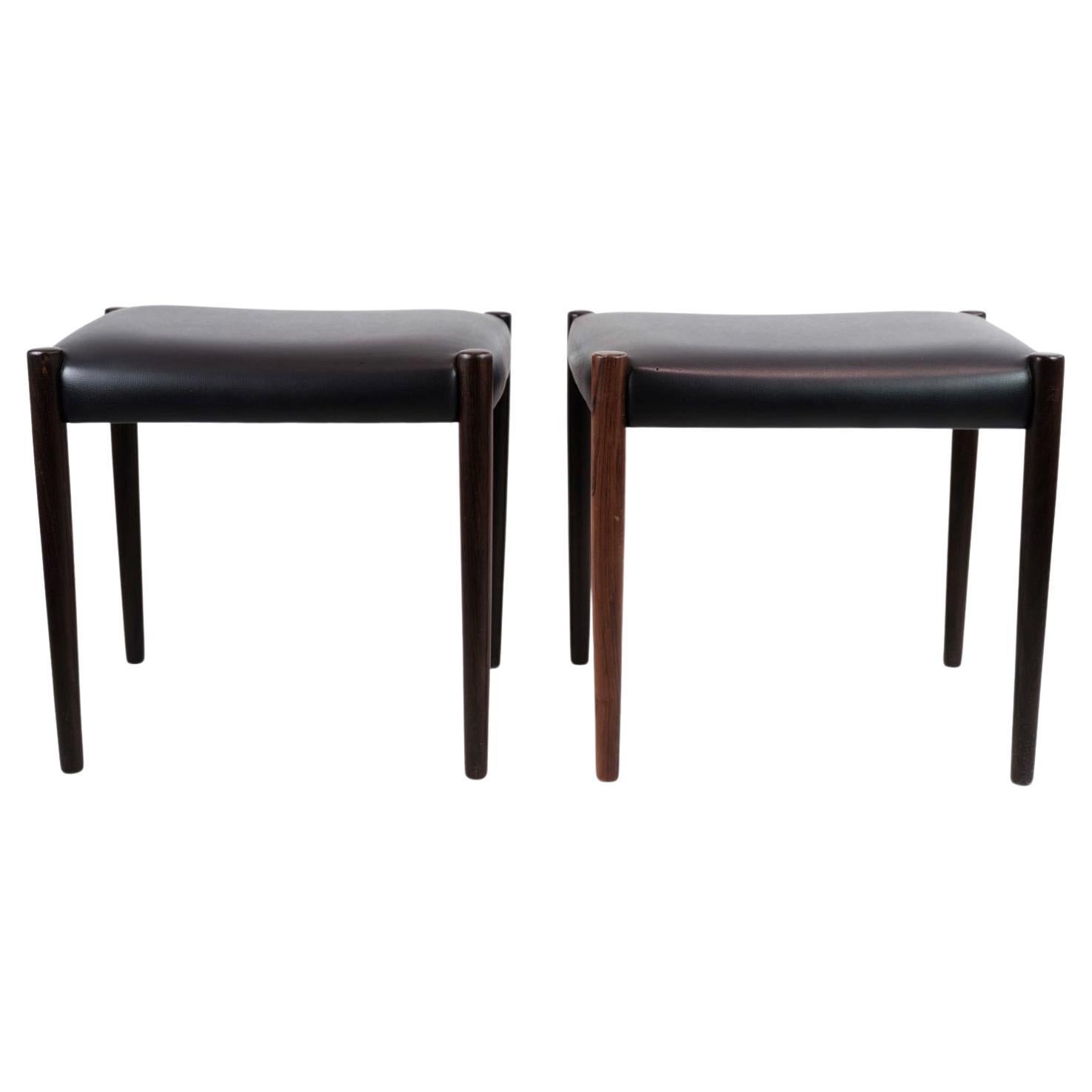 Ensemble de 2 tabourets en bois de rose et assise en cuir noir des années 1960 en vente