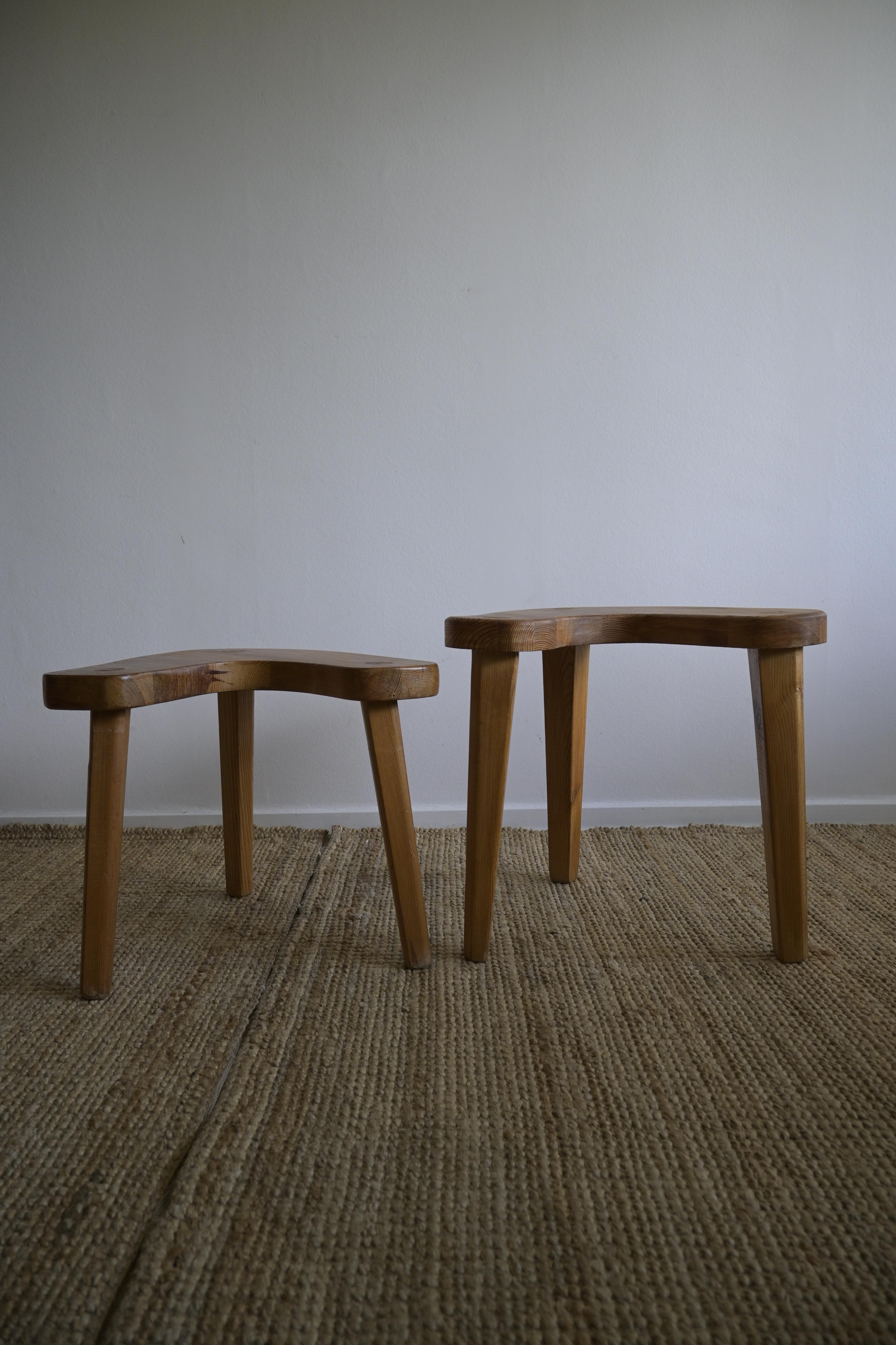Conjunto de dos taburetes/taburetes asimétricos suecos de pino ca 1970 en venta 2