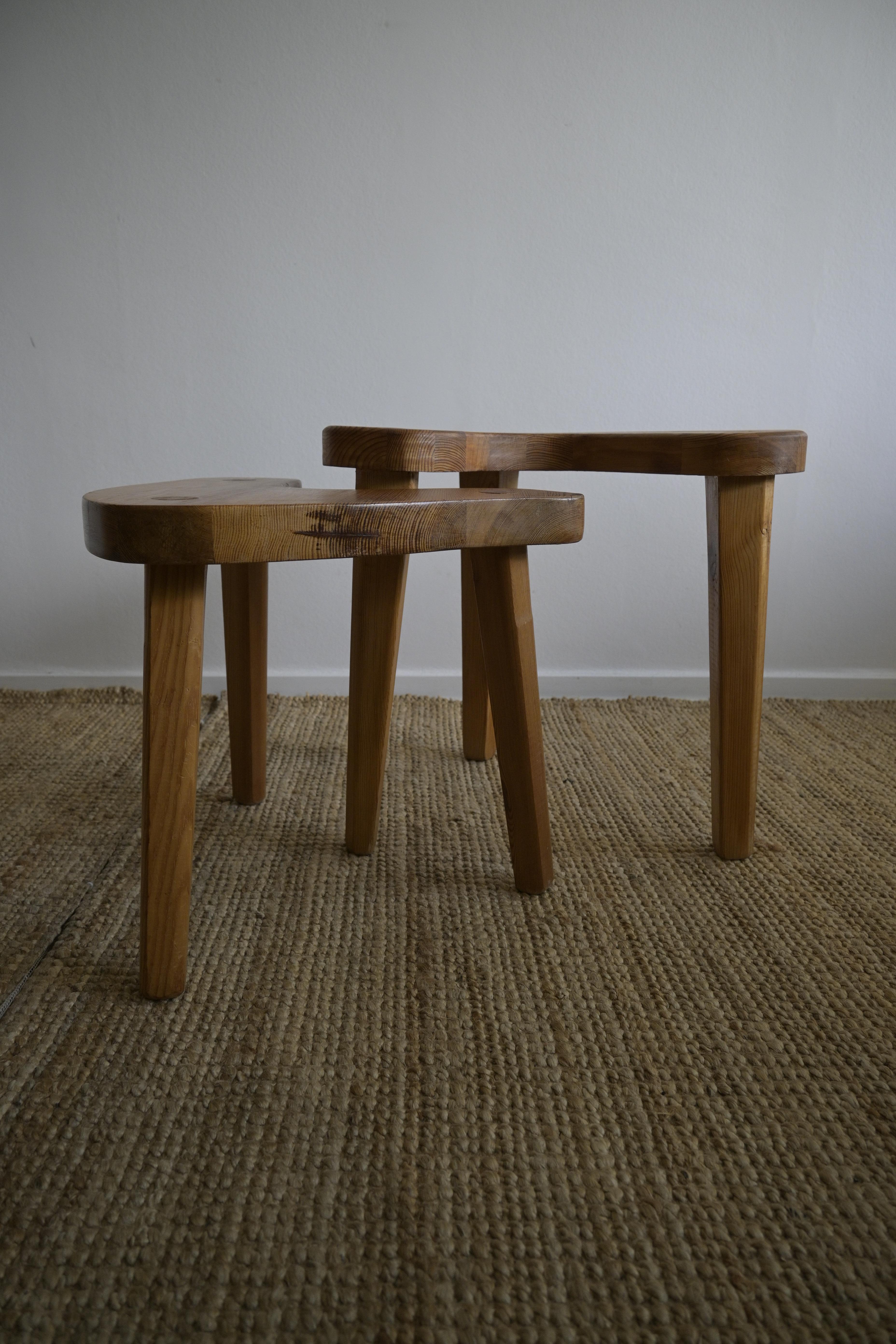 Conjunto de dos taburetes/taburetes asimétricos suecos de pino ca 1970 en venta 3