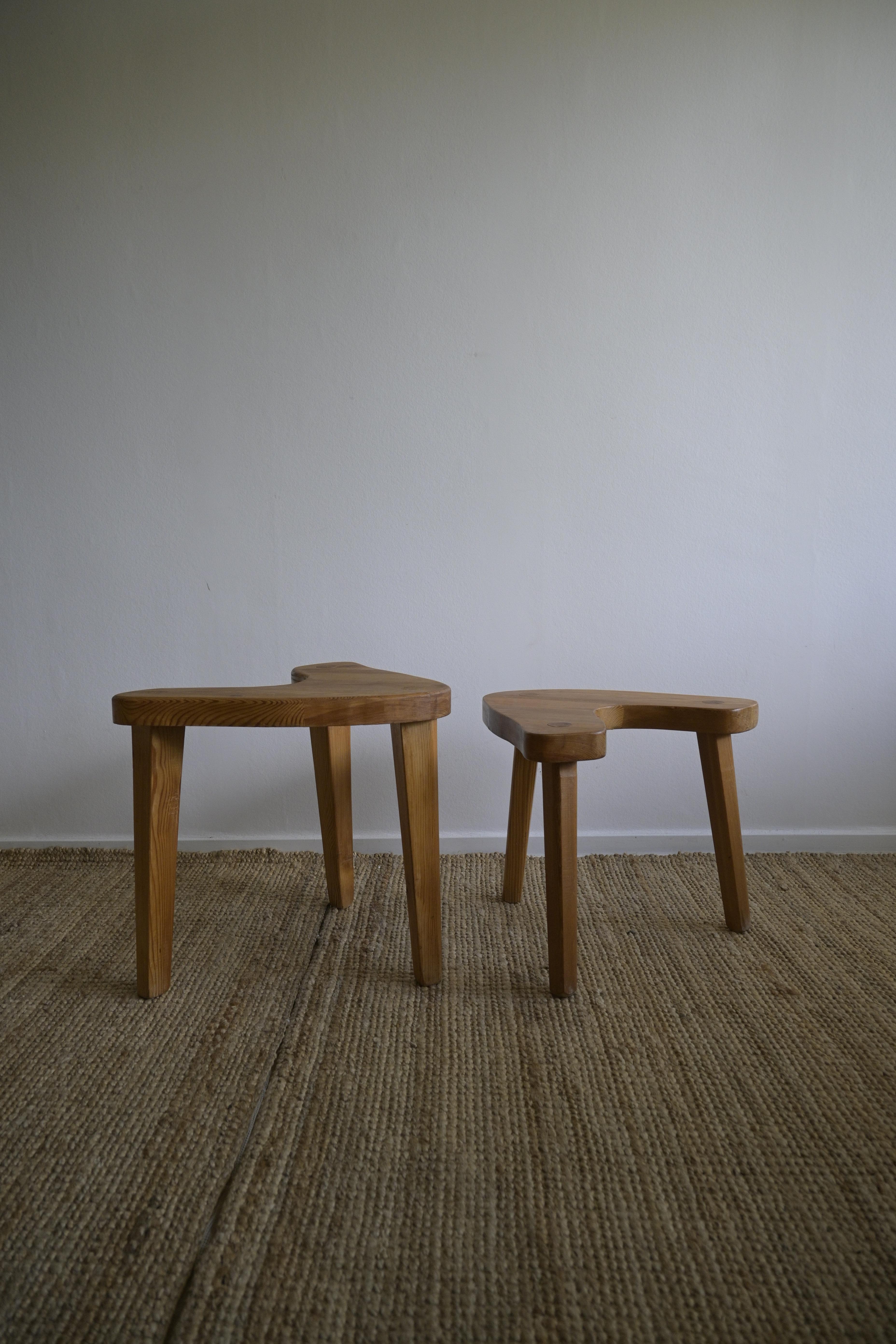 Conjunto de dos taburetes/taburetes asimétricos suecos de pino ca 1970 en venta 4