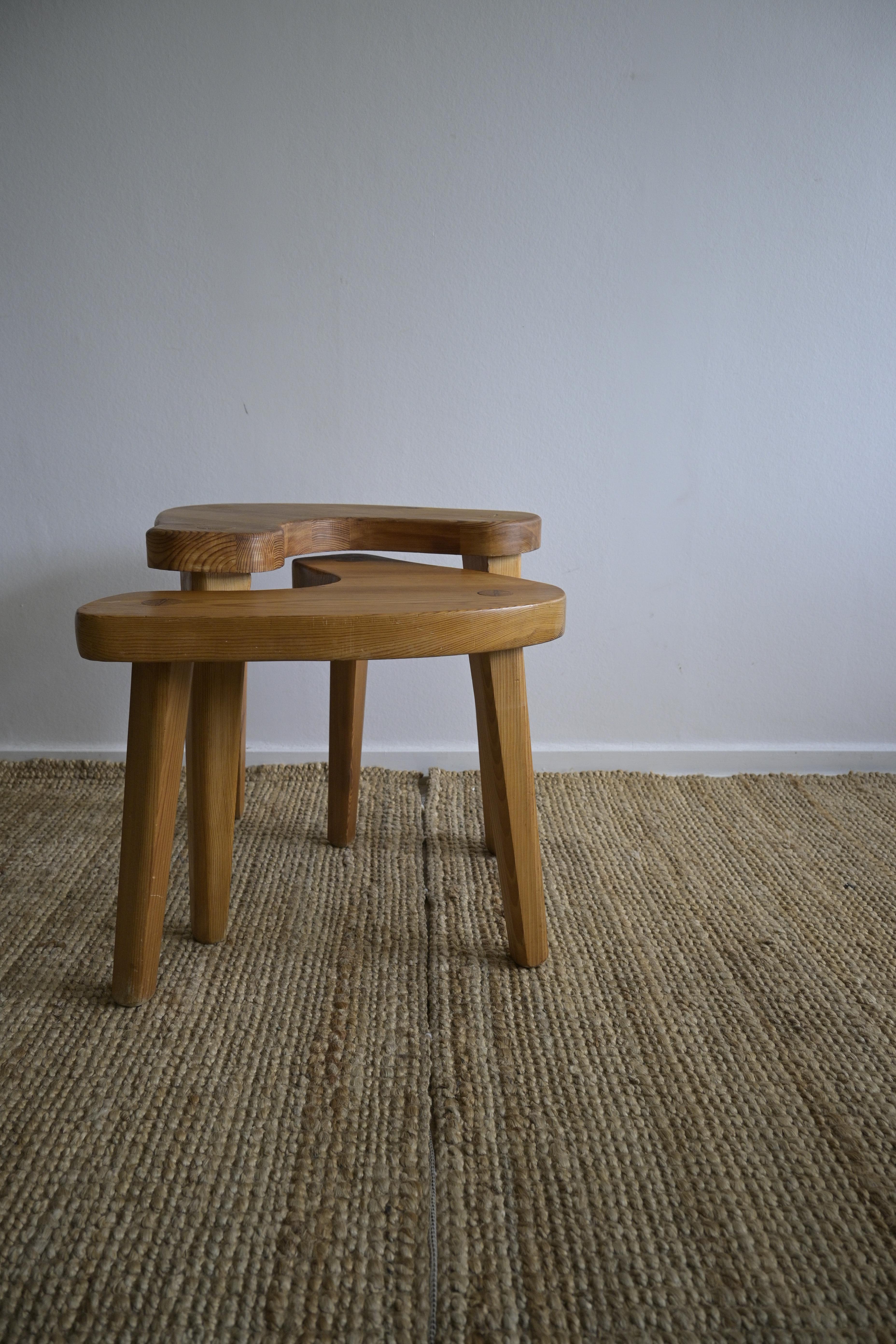 Conjunto de dos taburetes/taburetes asimétricos suecos de pino ca 1970 en venta 5