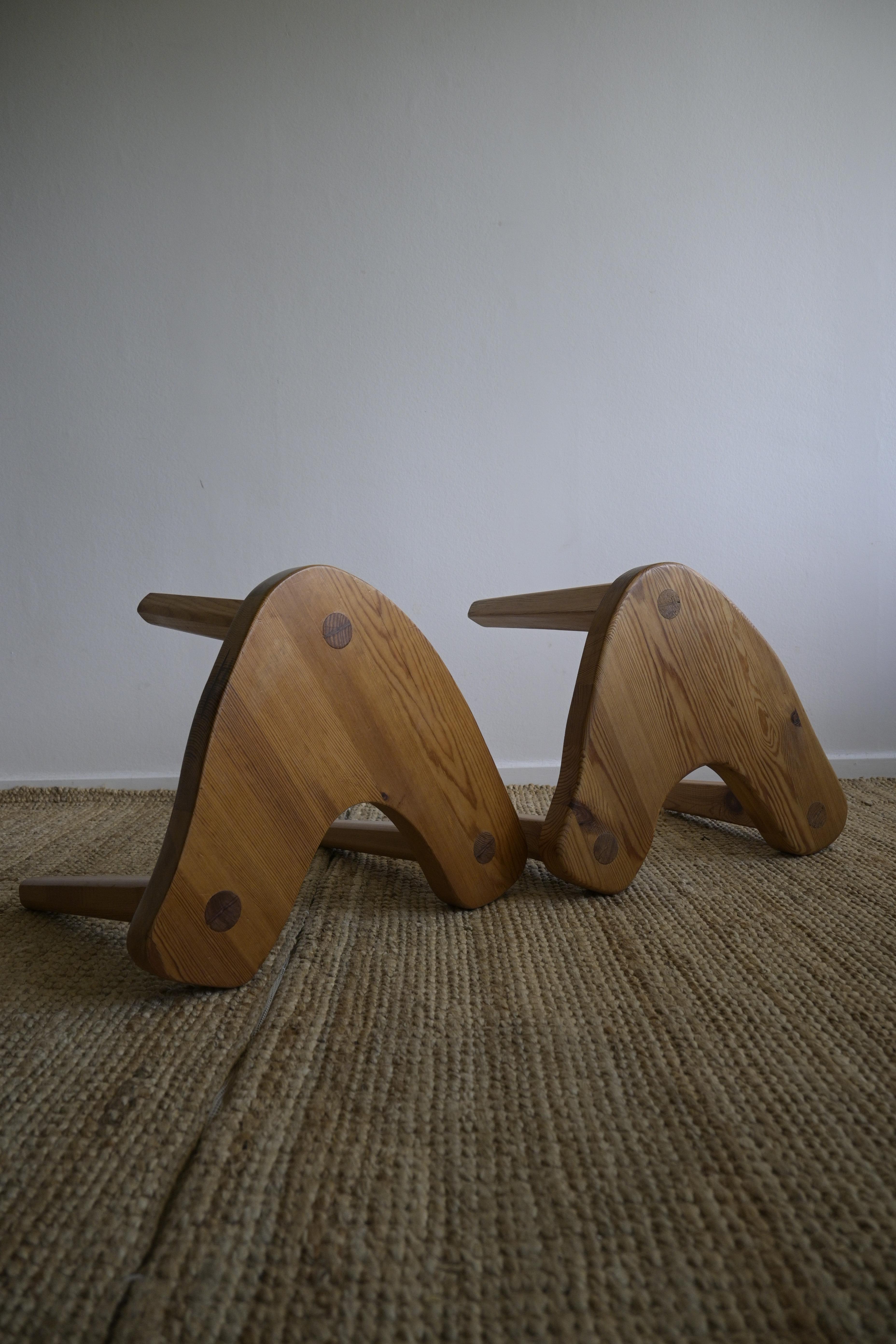 Conjunto de dos taburetes/taburetes asimétricos suecos de pino ca 1970 en venta 6