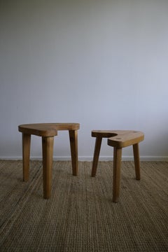 Ensemble de deux tabourets/bureaus suédois asymétriques en pin, vers 1970