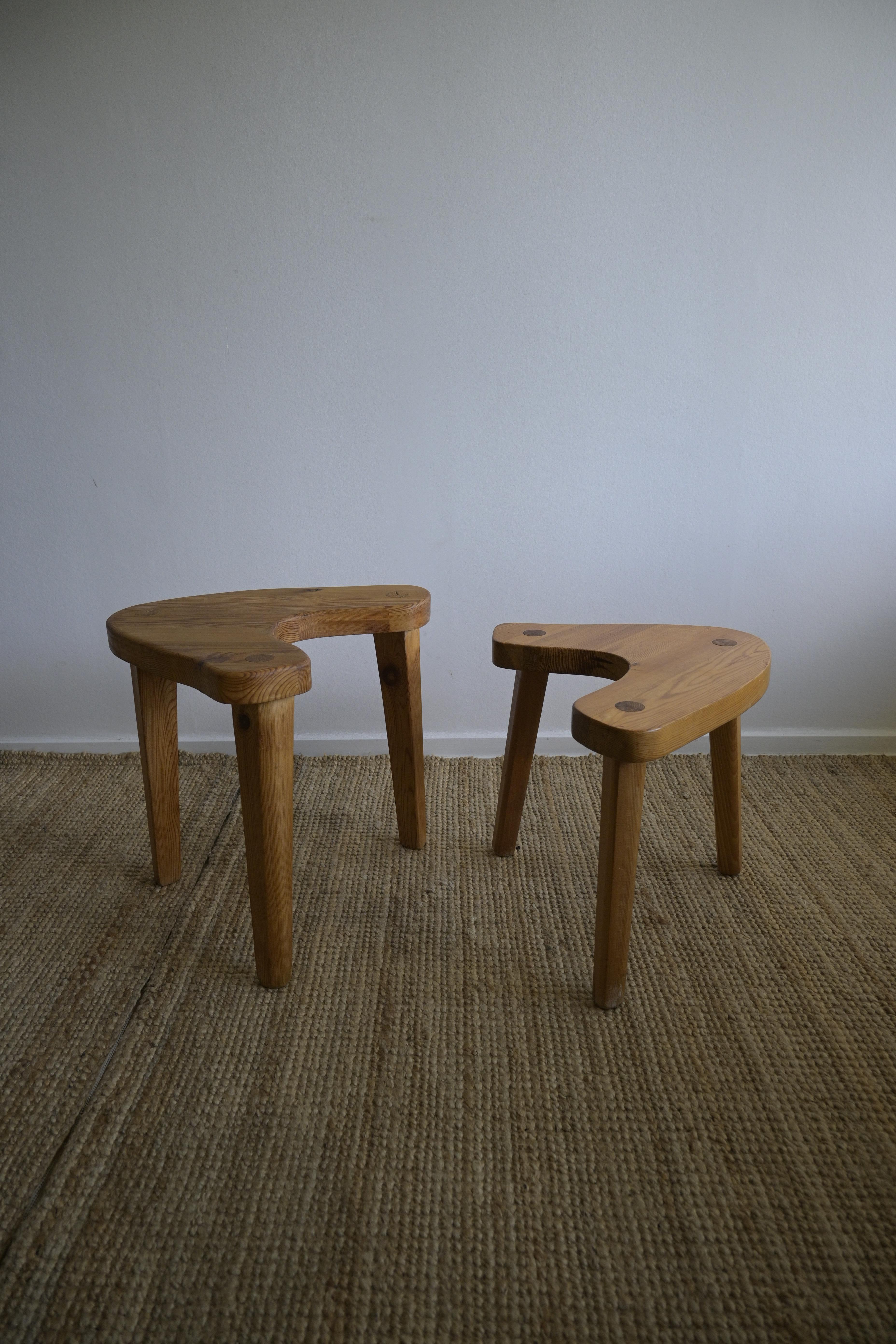 Conjunto de dos taburetes/taburetes asimétricos suecos de pino ca 1970 Escandinavo moderno en venta