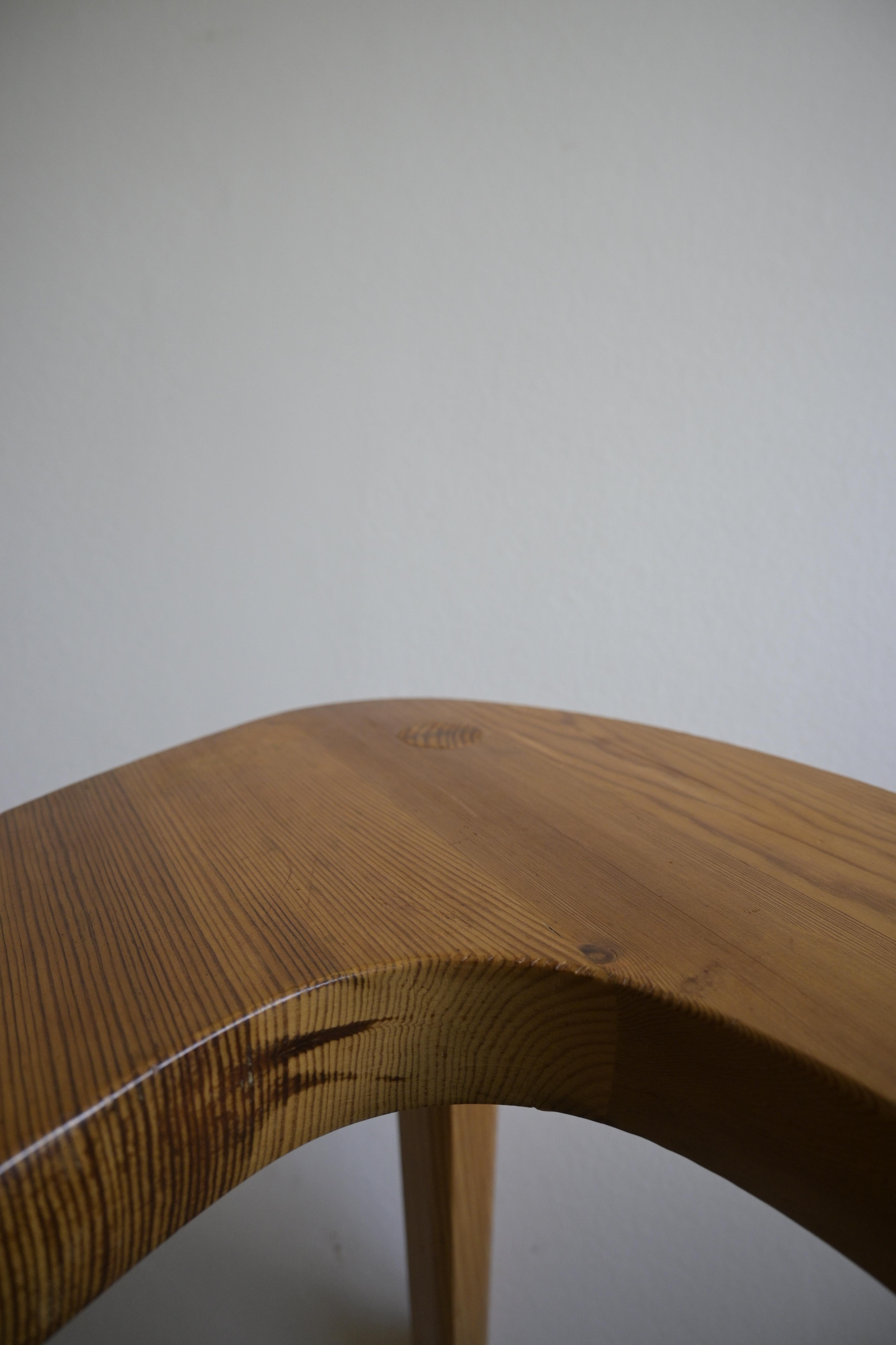 Conjunto de dos taburetes/taburetes asimétricos suecos de pino ca 1970 Hecho a mano en venta