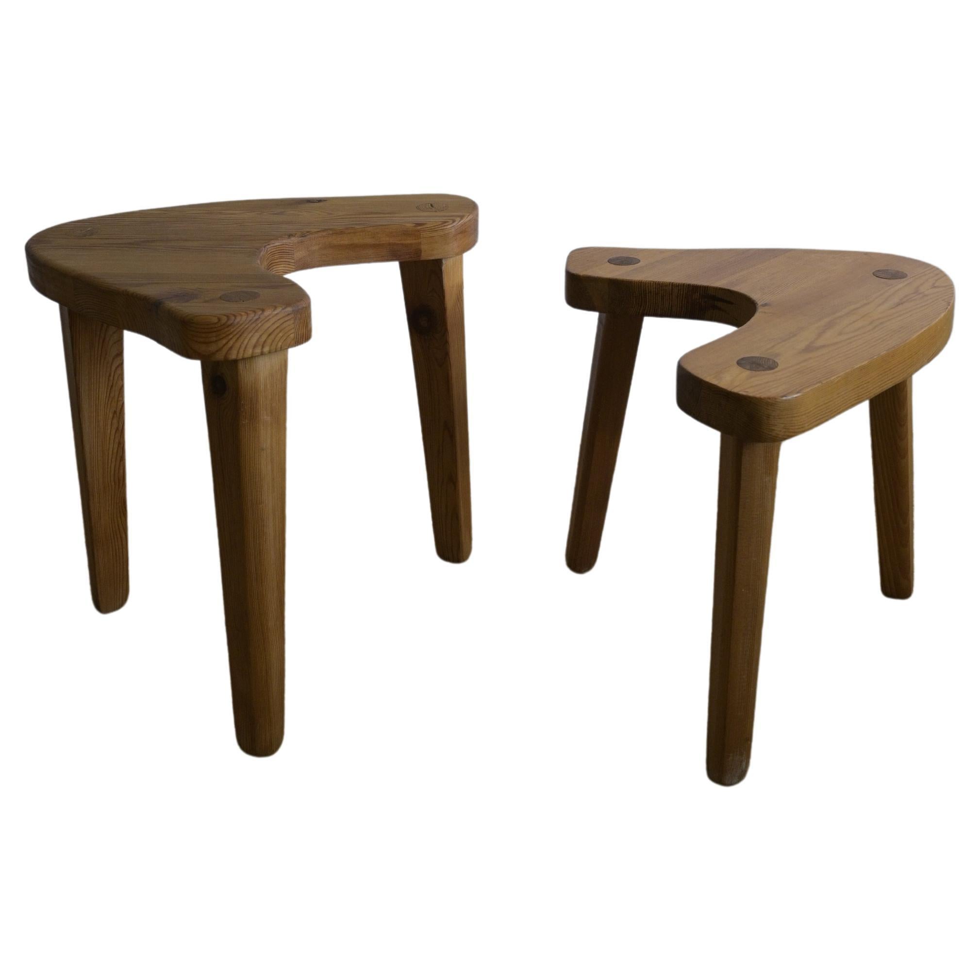Conjunto de dos taburetes/taburetes asimétricos suecos de pino ca 1970 en venta