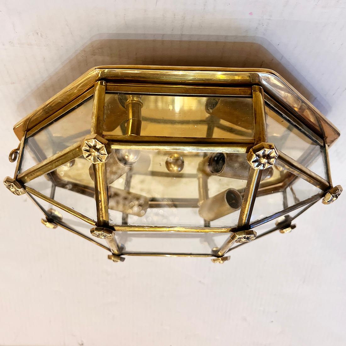 Un ensemble de 13 luminaires en bronze anglais des années 1950 avec 4 lumières intérieures chacun. Vendu à l'unité.

Mesures :
Chute : 3″.
Diamètre : 13″.