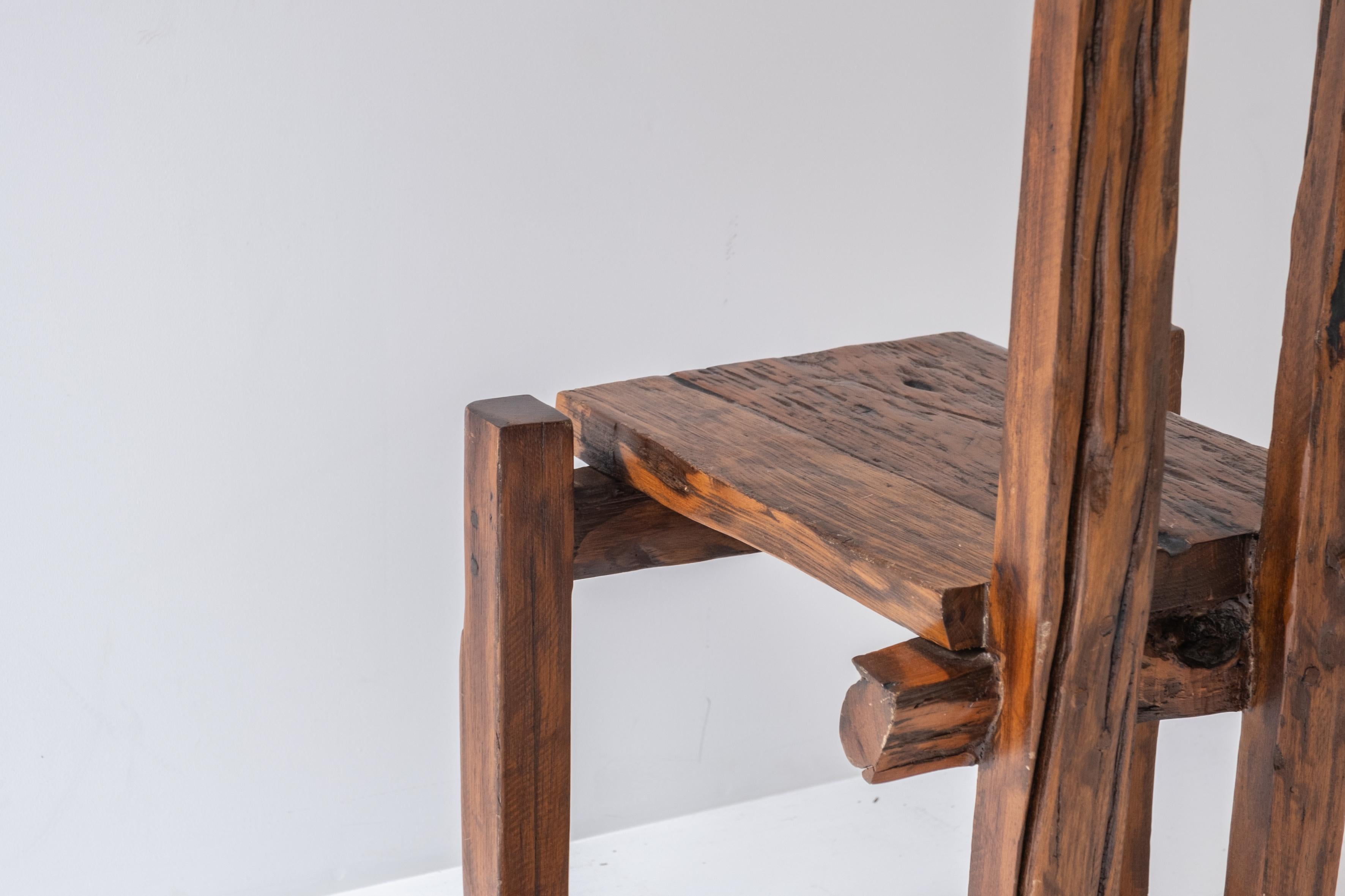 Ein Satz primitiver Stühle mit hoher Rückenlehne, entworfen und hergestellt in den 1950er Jahren im Angebot 3