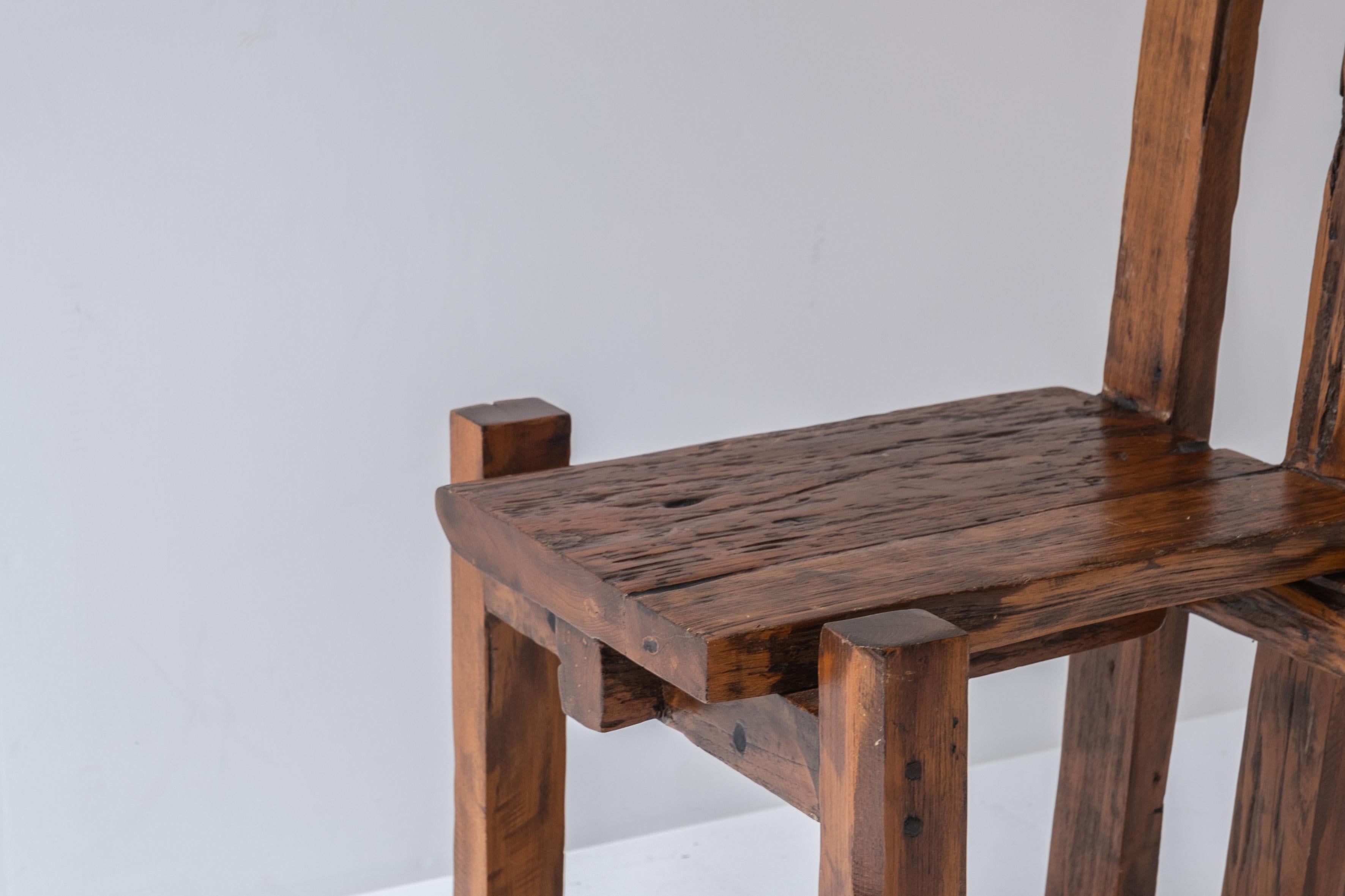 Ein Satz primitiver Stühle mit hoher Rückenlehne, entworfen und hergestellt in den 1950er Jahren im Angebot 4