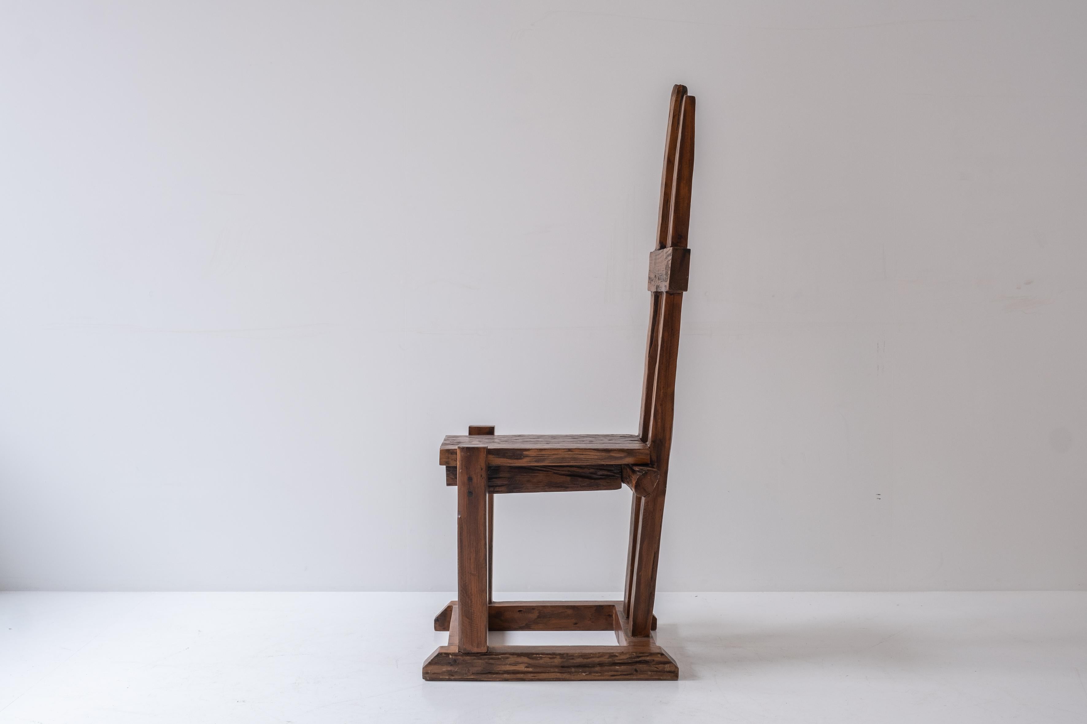 Ein Satz primitiver Stühle mit hoher Rückenlehne, entworfen und hergestellt in den 1950er Jahren im Angebot 5