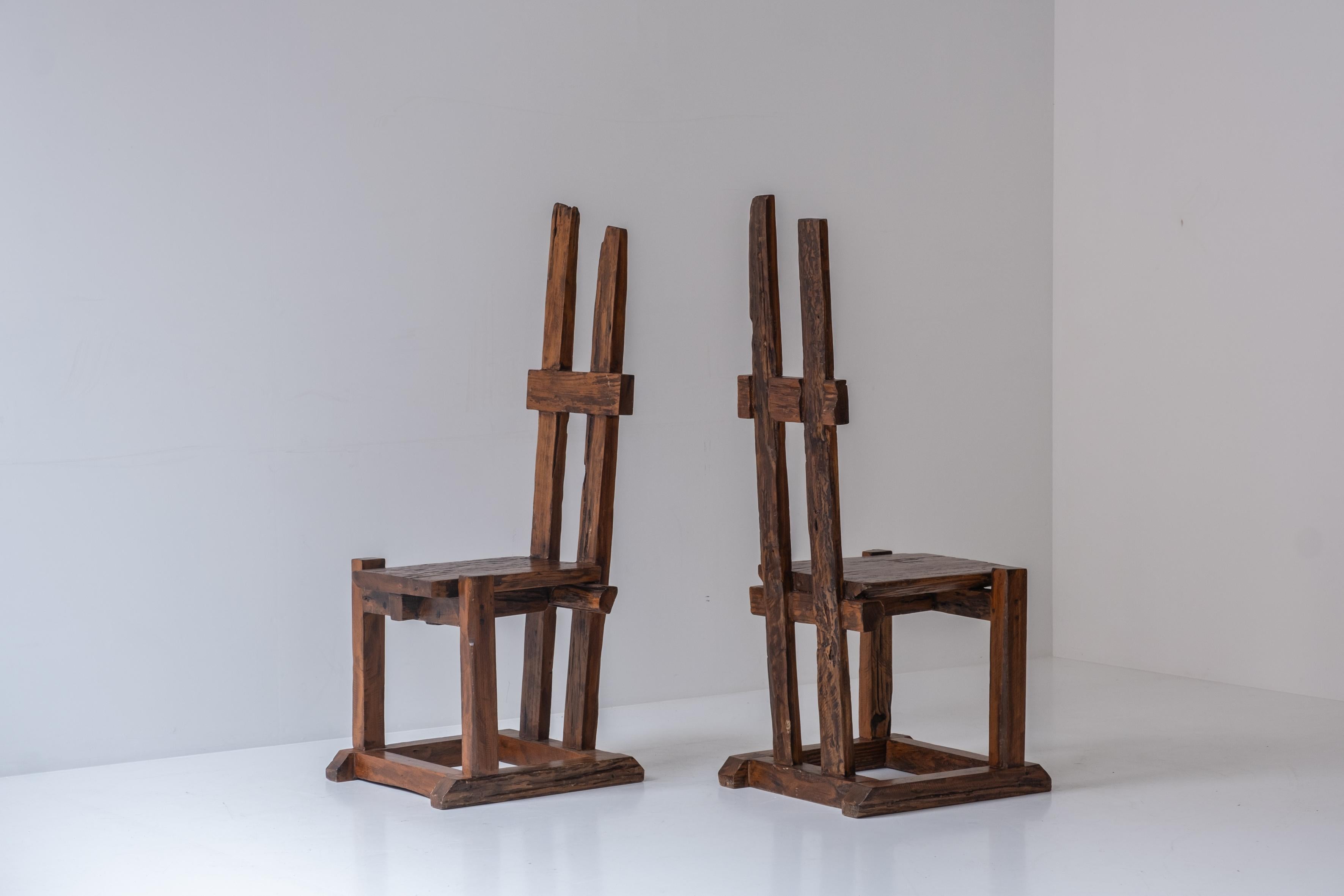 Ein Satz primitiver Stühle mit hoher Rückenlehne, entworfen und hergestellt in den 1950er Jahren (Arts and Crafts) im Angebot