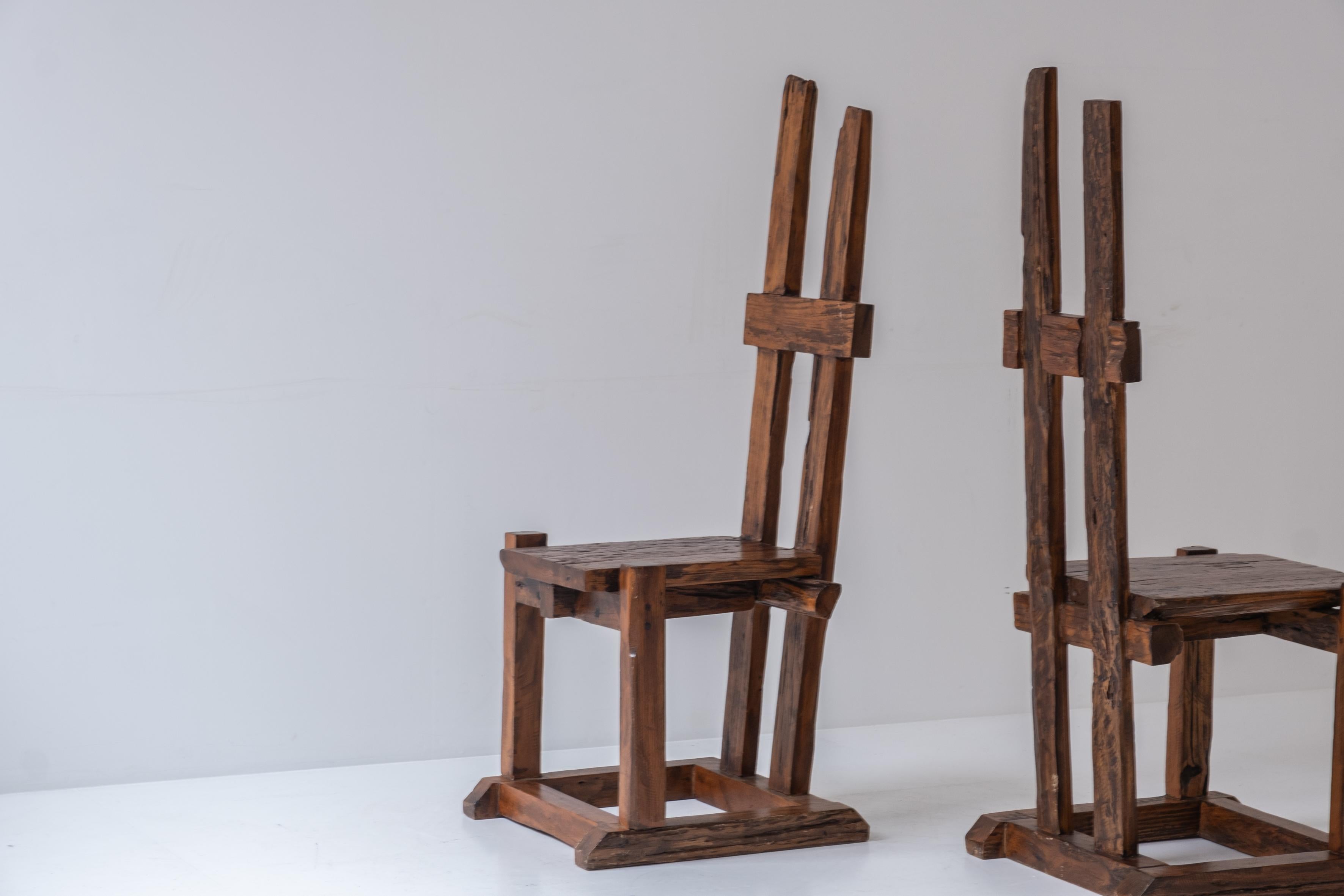 Ein Satz primitiver Stühle mit hoher Rückenlehne, entworfen und hergestellt in den 1950er Jahren (Europäisch) im Angebot